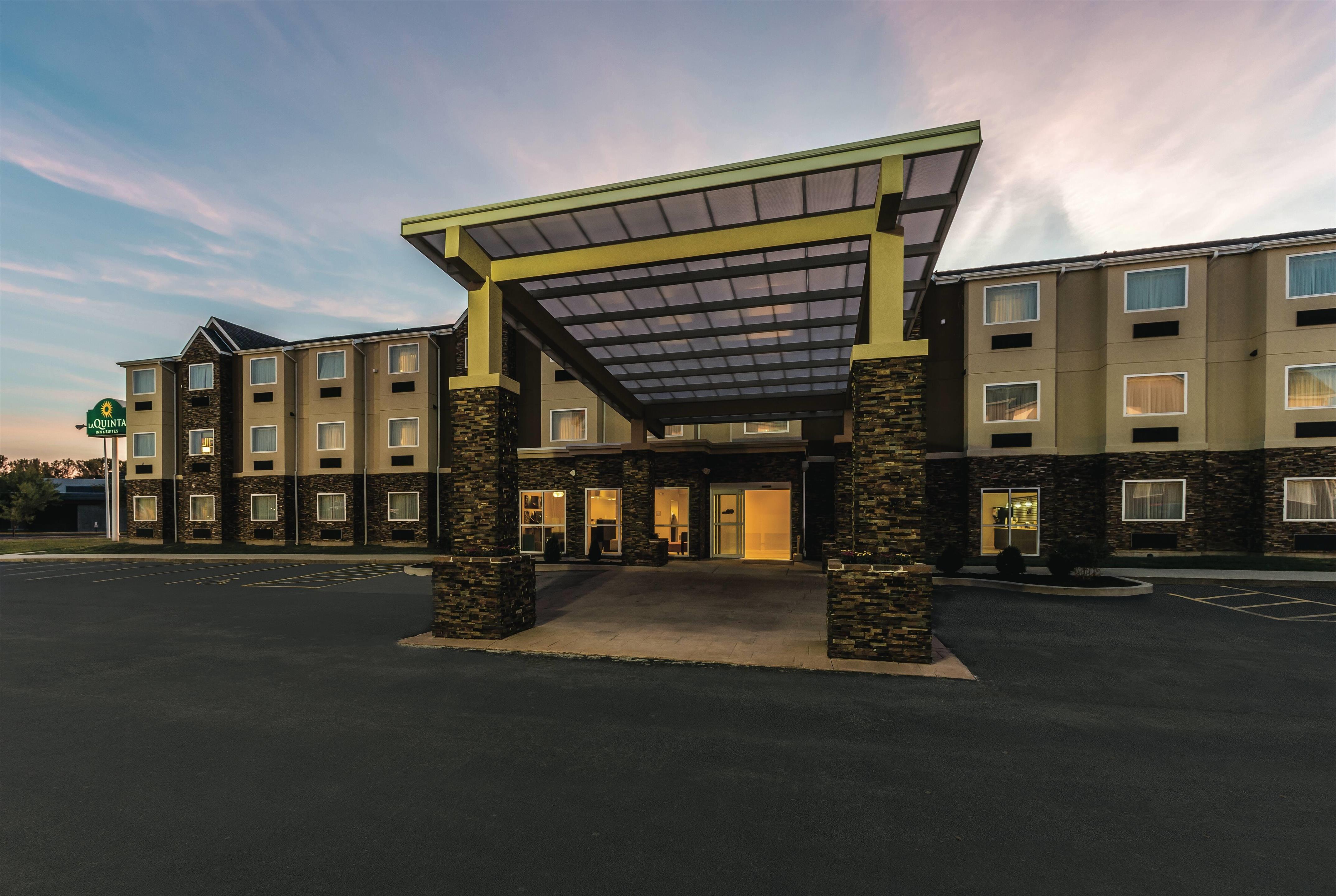 Exterior | La Quinta Inn & Suites by Wyndham Collinsville - St. Louis