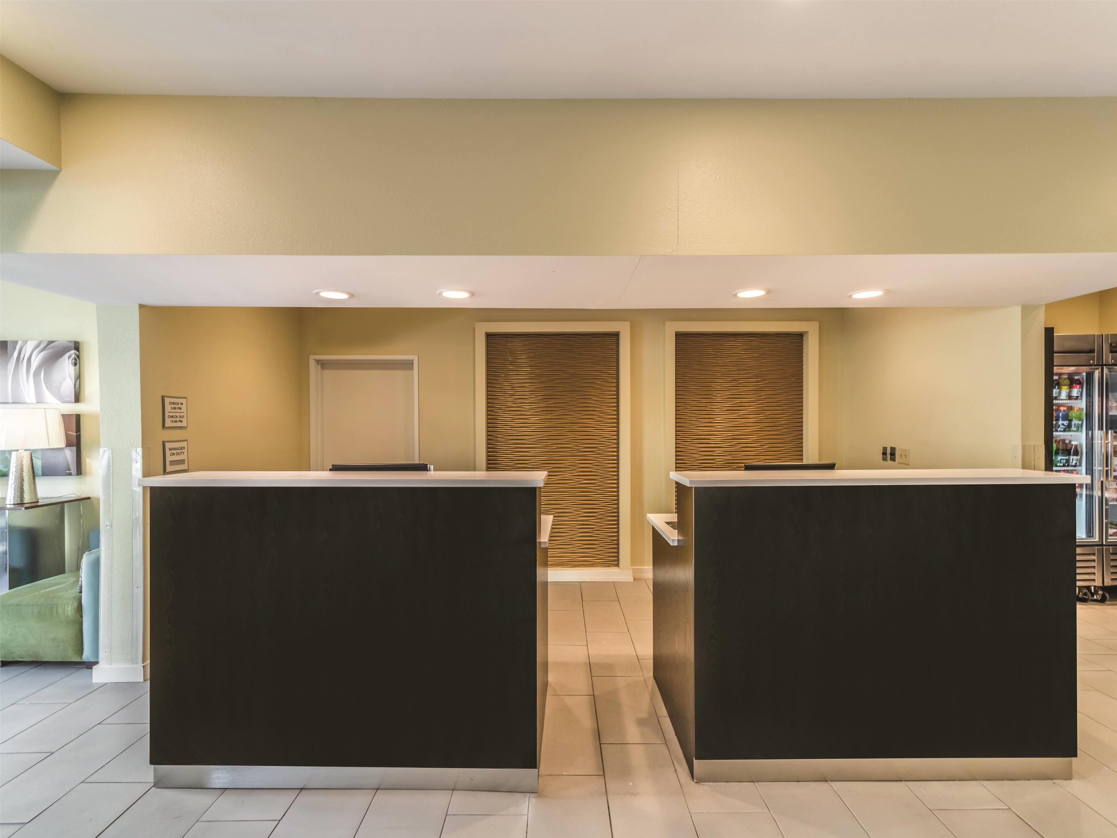 Lobby | La Quinta Inn & Suites by Wyndham Collinsville - St. Louis