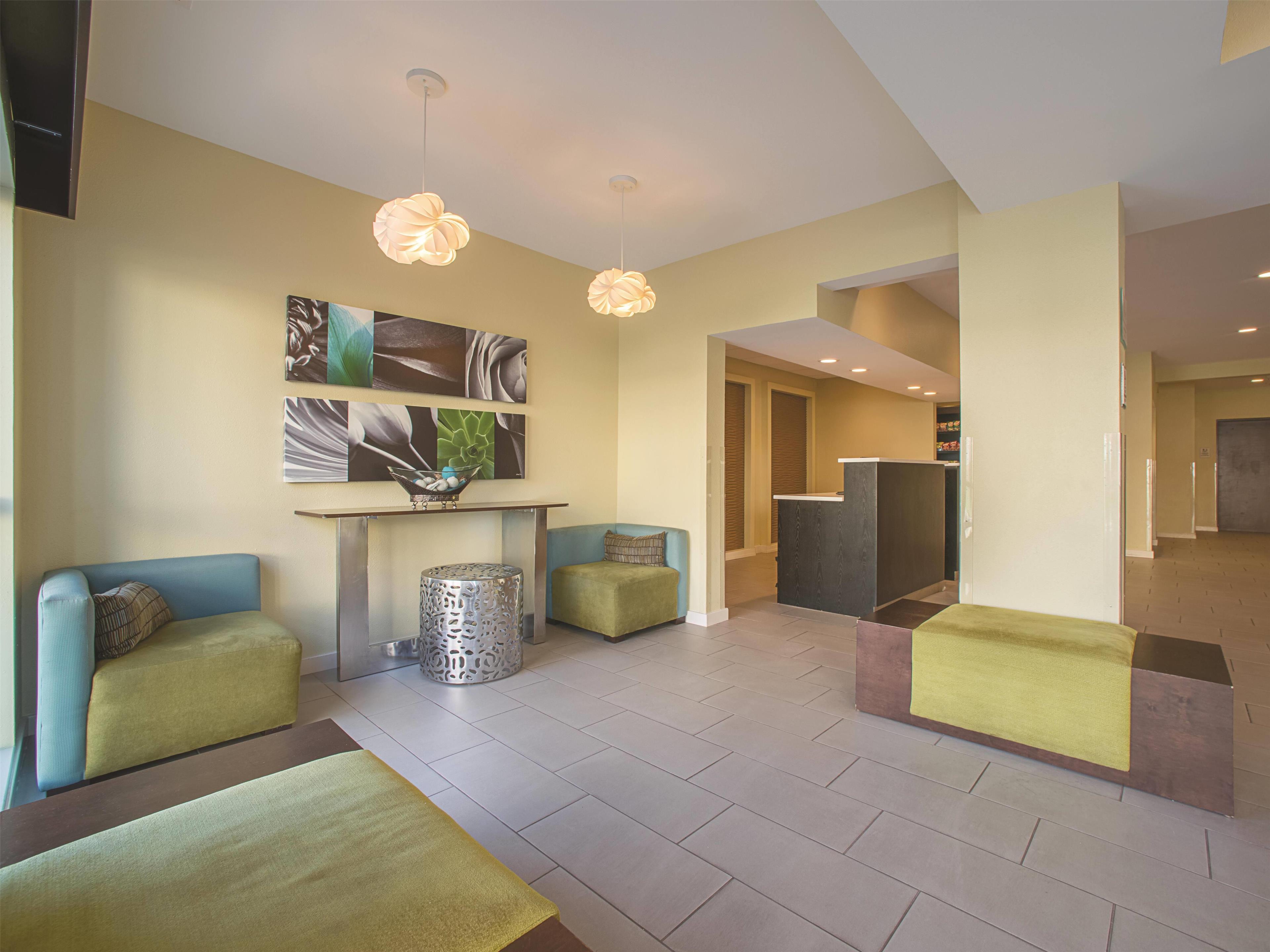 Lobby | La Quinta Inn & Suites by Wyndham Collinsville - St. Louis
