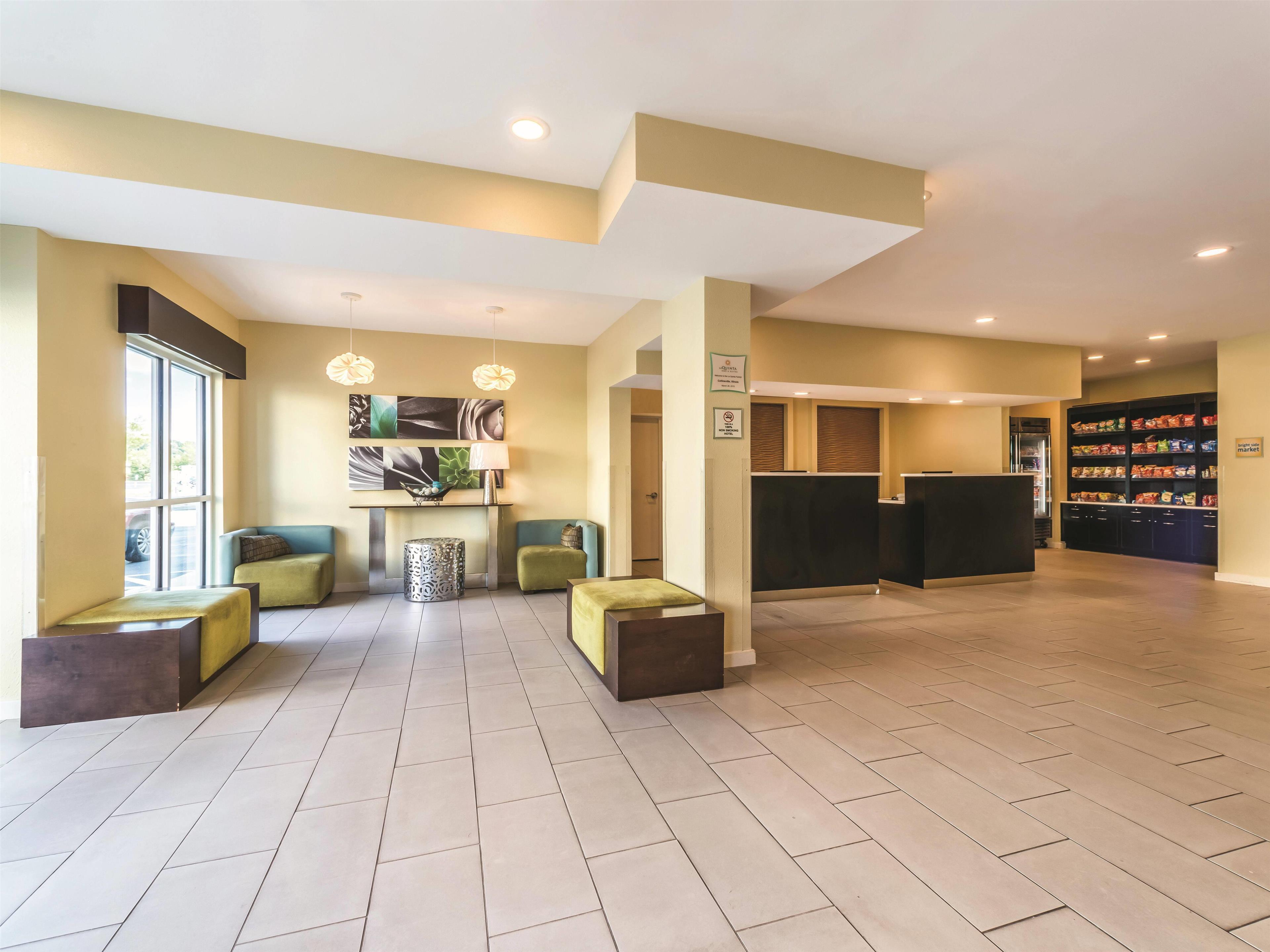 Lobby | La Quinta Inn & Suites by Wyndham Collinsville - St. Louis