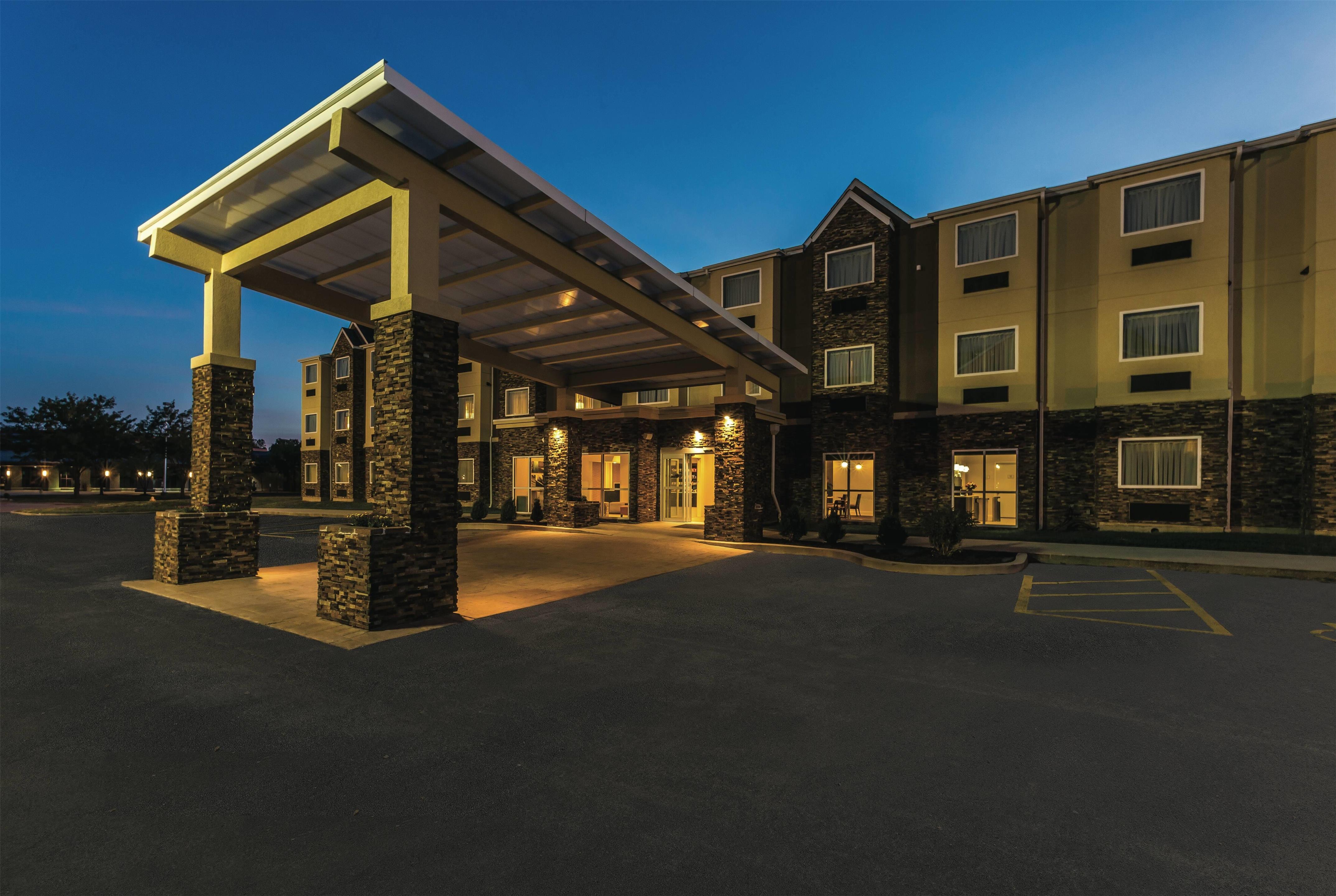 Exterior | La Quinta Inn & Suites by Wyndham Collinsville - St. Louis