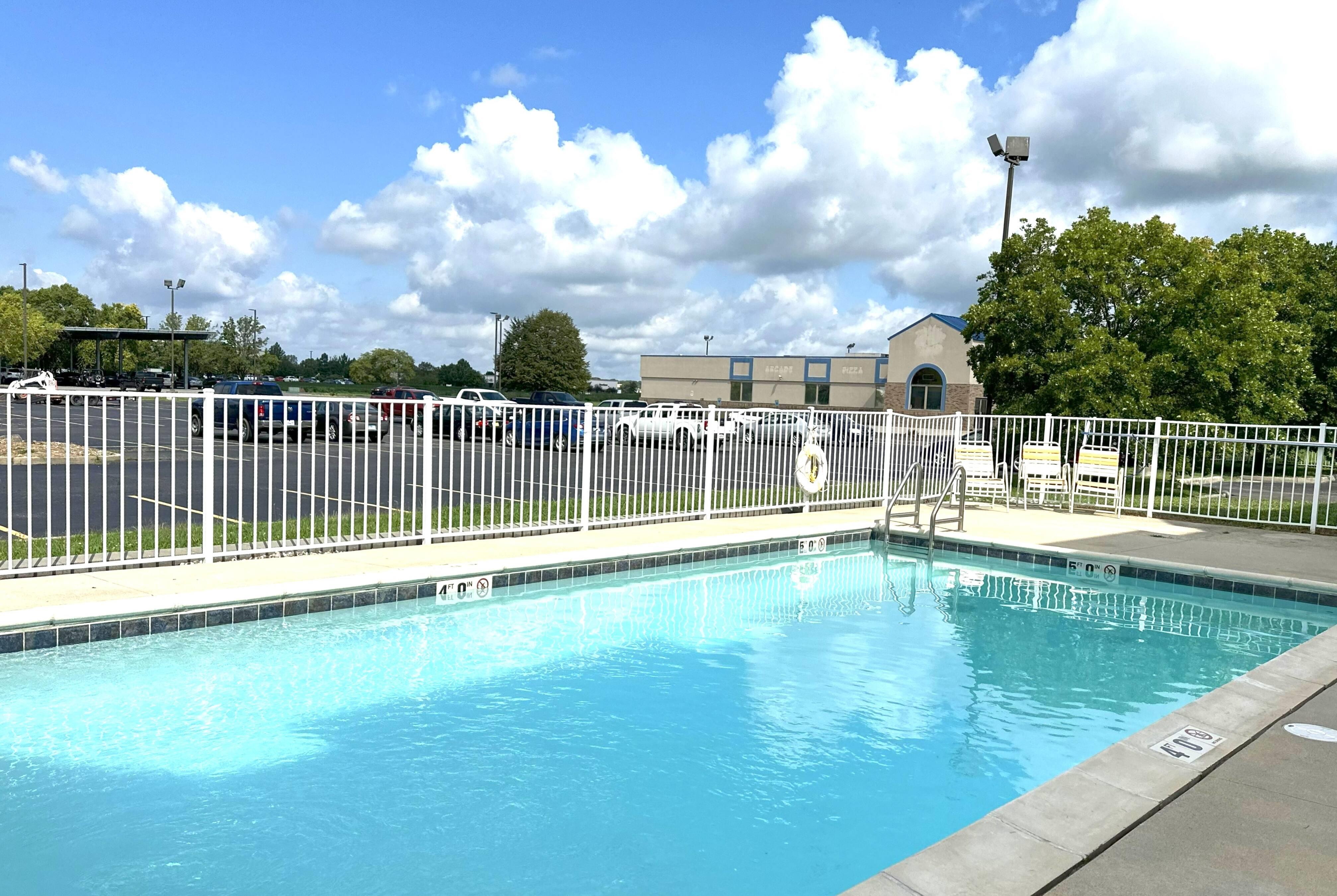 Pool | La Quinta Inn & Suites by Wyndham Collinsville - St. Louis