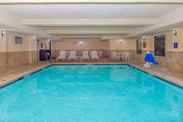 Pool - La Quinta Inn & Suites Warner Robins