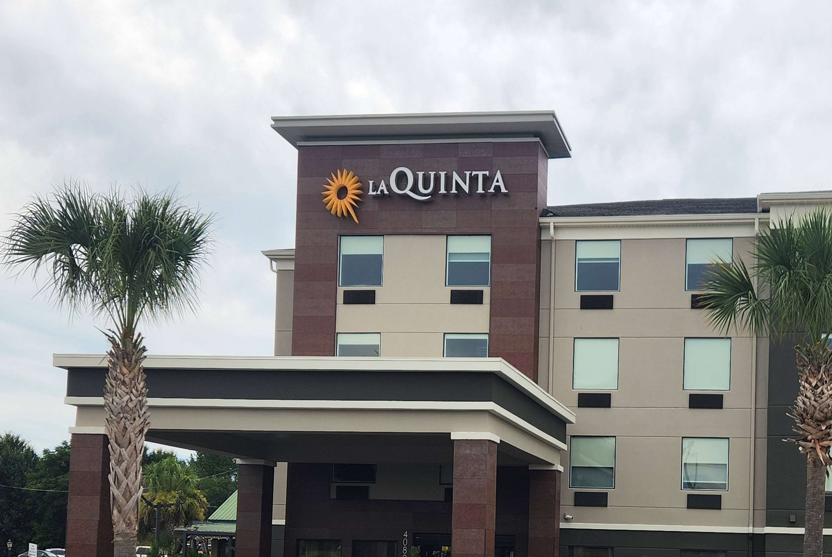 Exterior | La Quinta Inn & Suites by Wyndham Warner Robins - Robins AFB