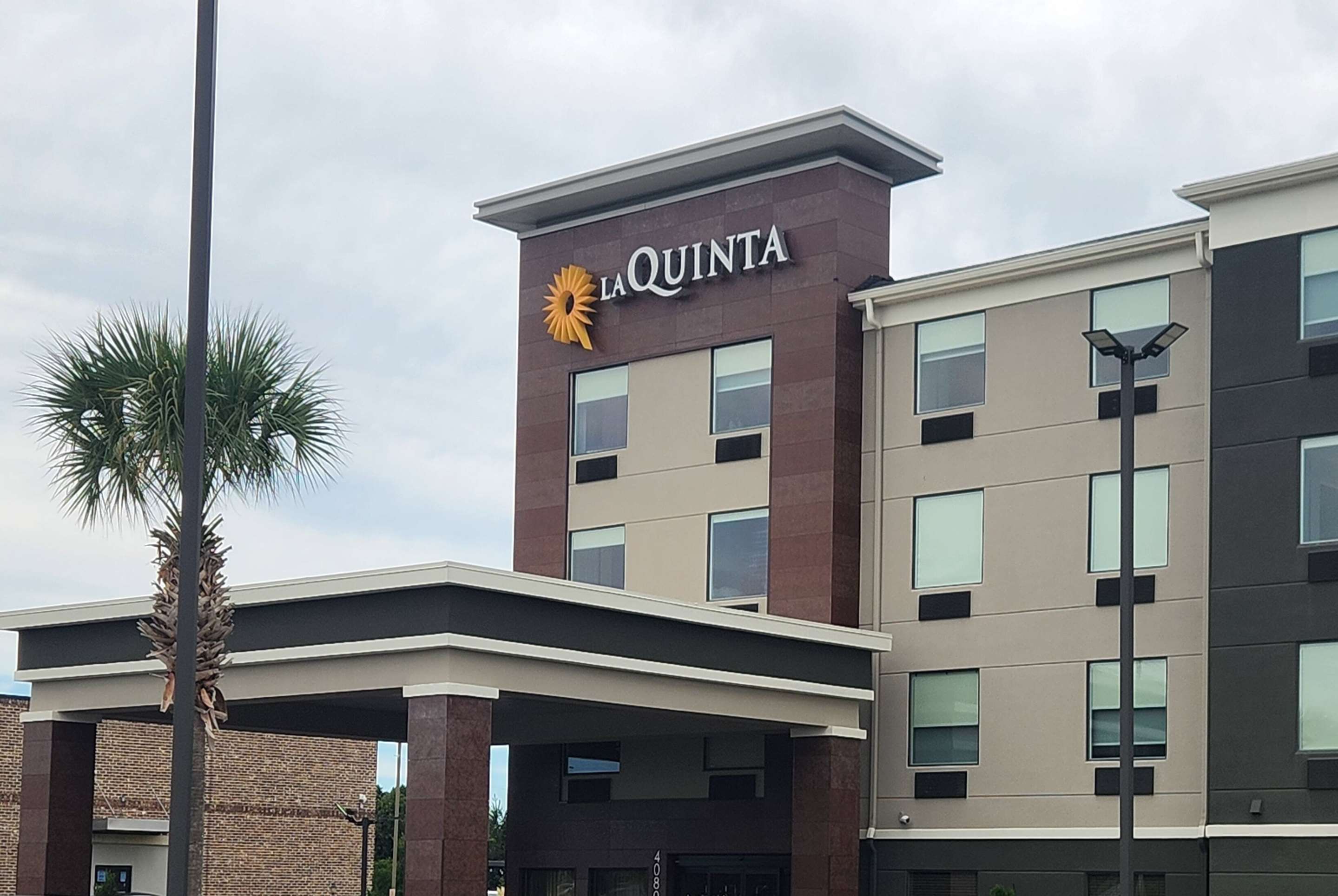 Exterior | La Quinta Inn & Suites by Wyndham Warner Robins - Robins AFB
