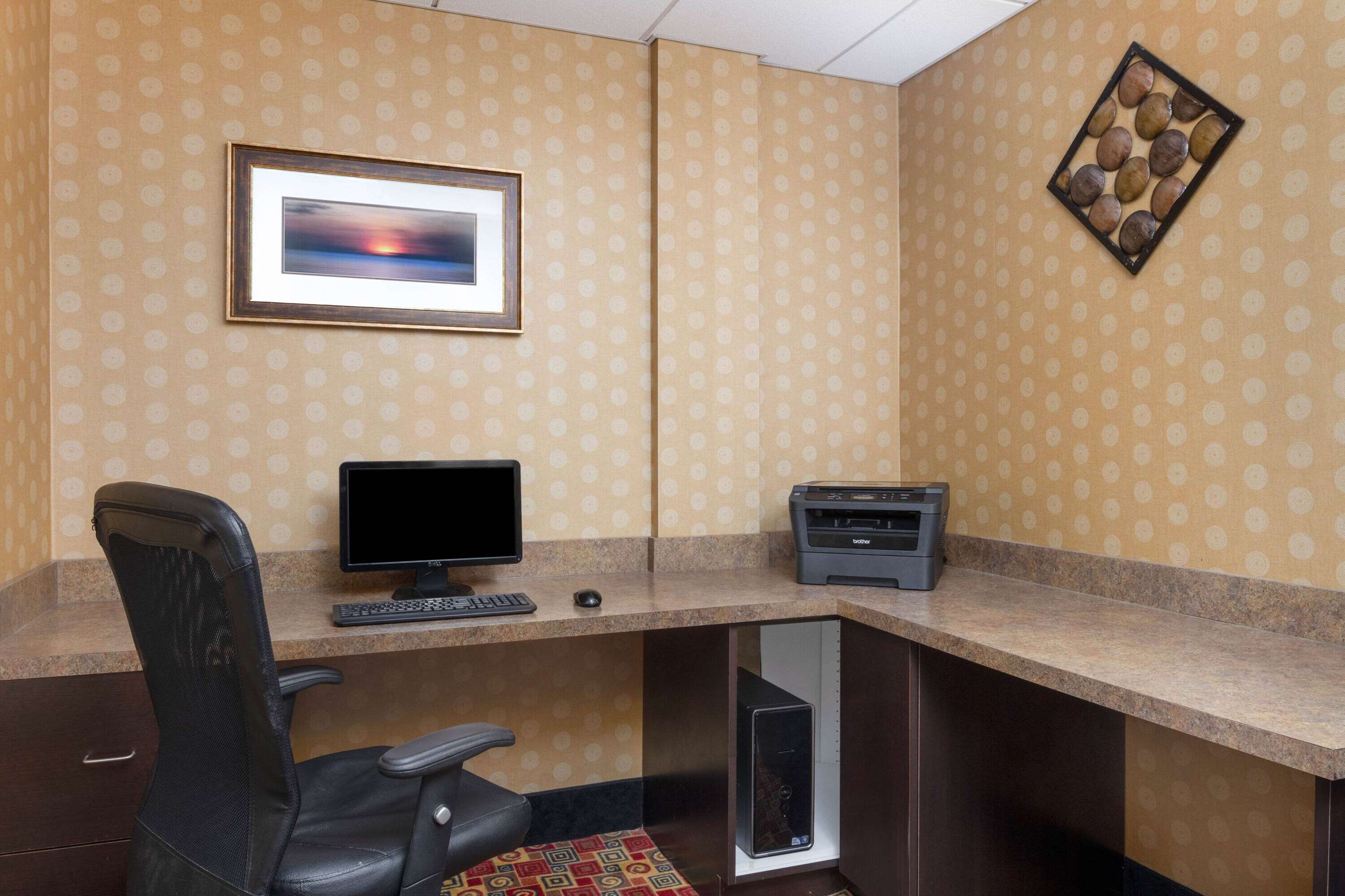 Business Center | La Quinta Inn & Suites by Wyndham Warner Robins - Robins AFB