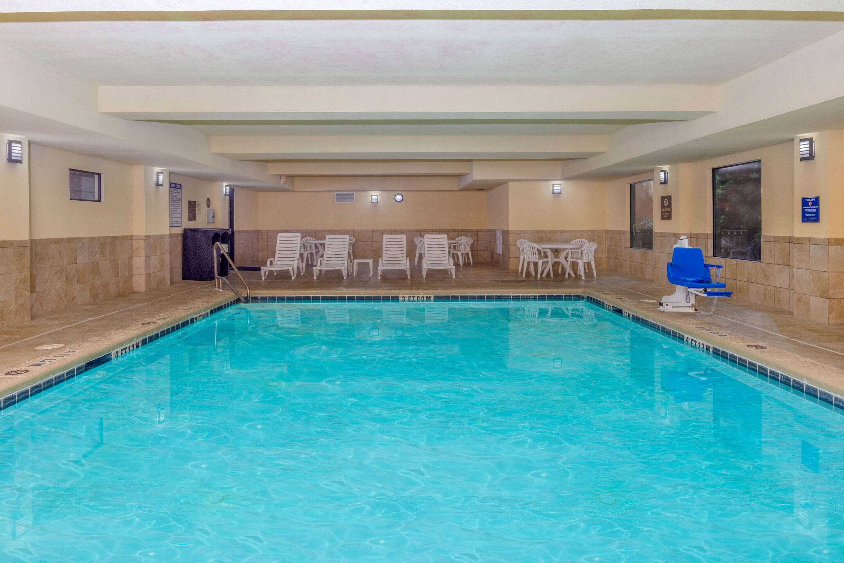 Pool | La Quinta Inn & Suites by Wyndham Warner Robins - Robins AFB