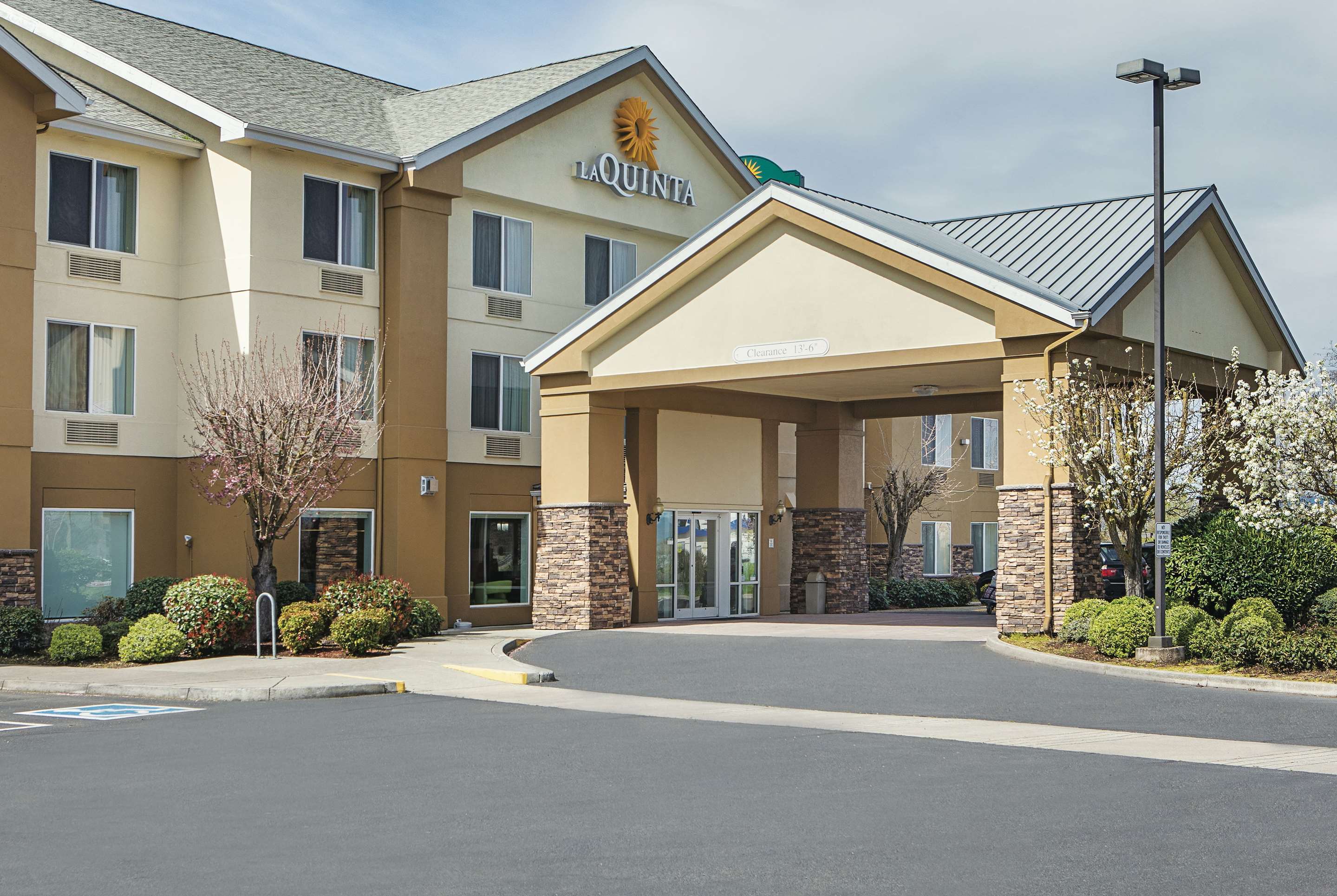 Exterior | La Quinta Inn & Suites by Wyndham Central Point - Medford