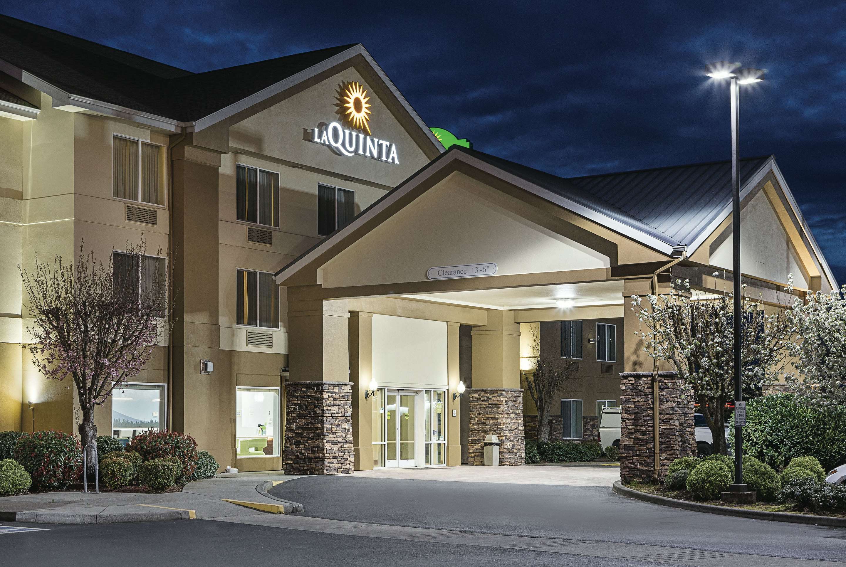 Exterior | La Quinta Inn & Suites by Wyndham Central Point - Medford