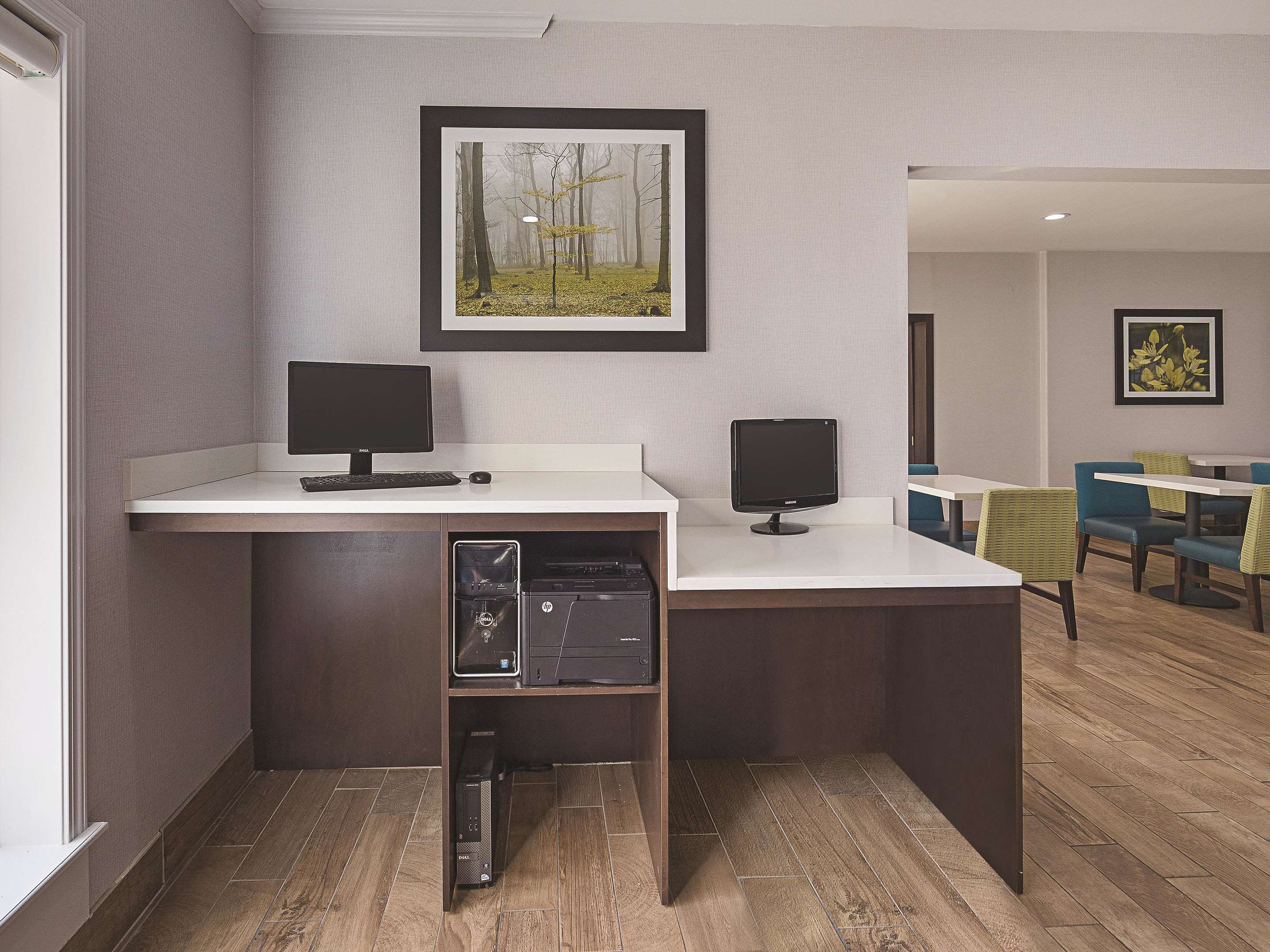 Business Center | La Quinta Inn & Suites by Wyndham Central Point - Medford
