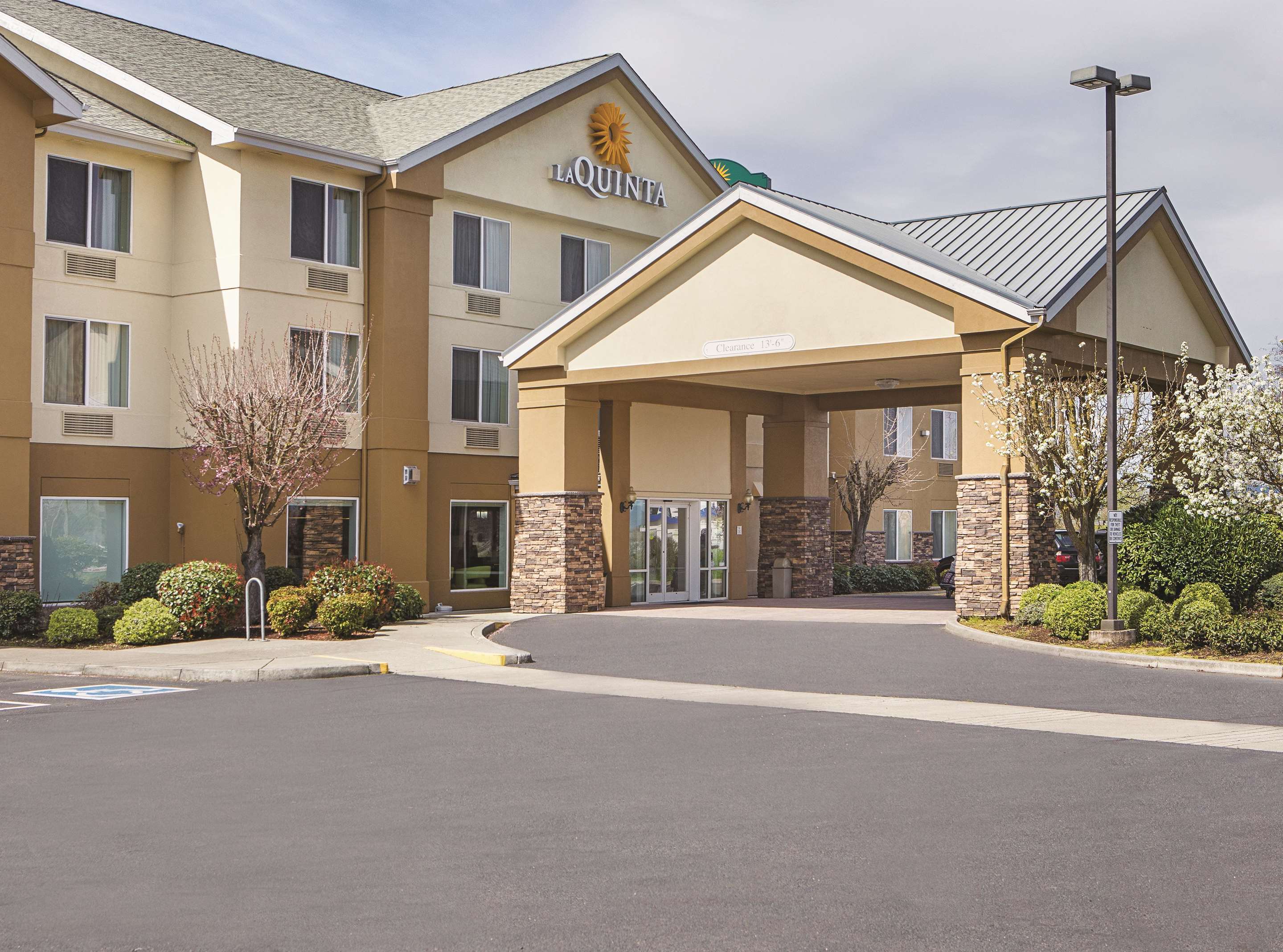 Exterior | La Quinta Inn & Suites by Wyndham Central Point - Medford