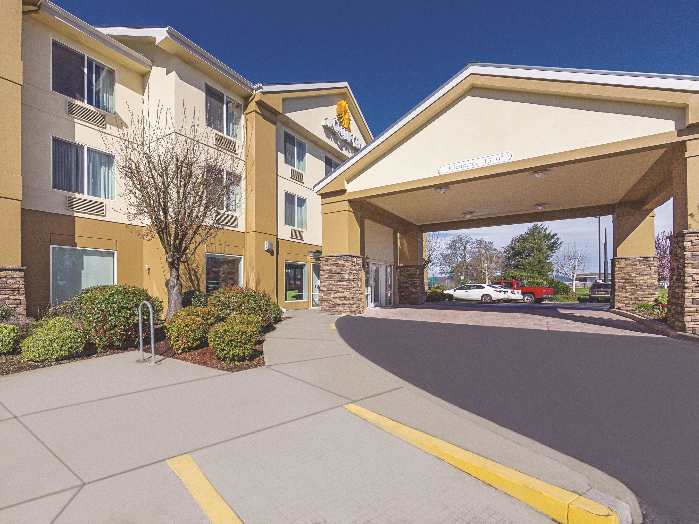 Exterior | La Quinta Inn & Suites by Wyndham Central Point - Medford
