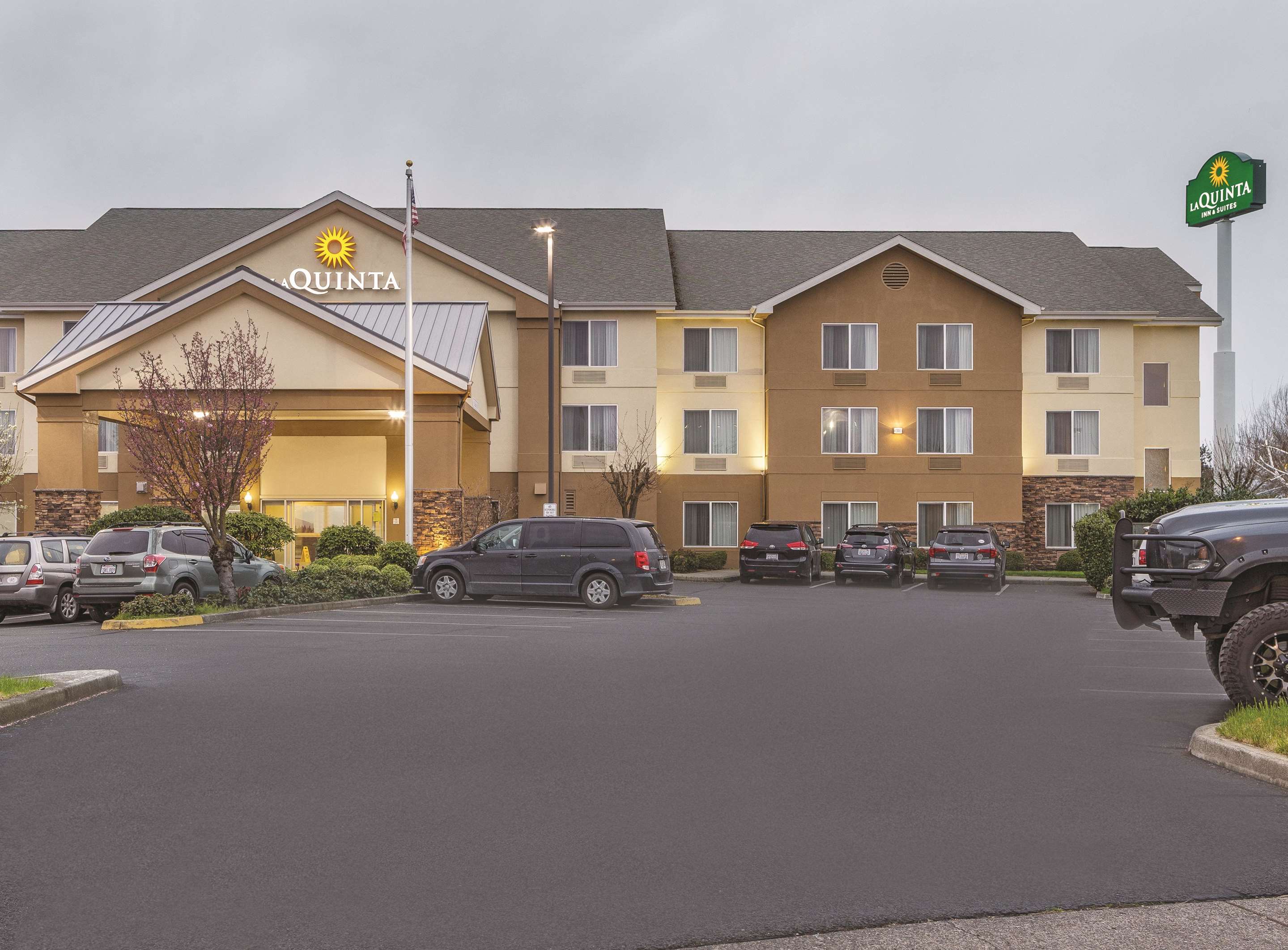 Exterior | La Quinta Inn & Suites by Wyndham Central Point - Medford