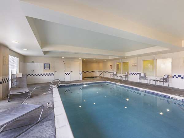 Pool - La Quinta Inn & Suites Central Point - I-5, Exit 33