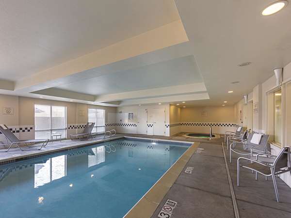 Pool - La Quinta Inn & Suites Central Point - I-5, Exit 33