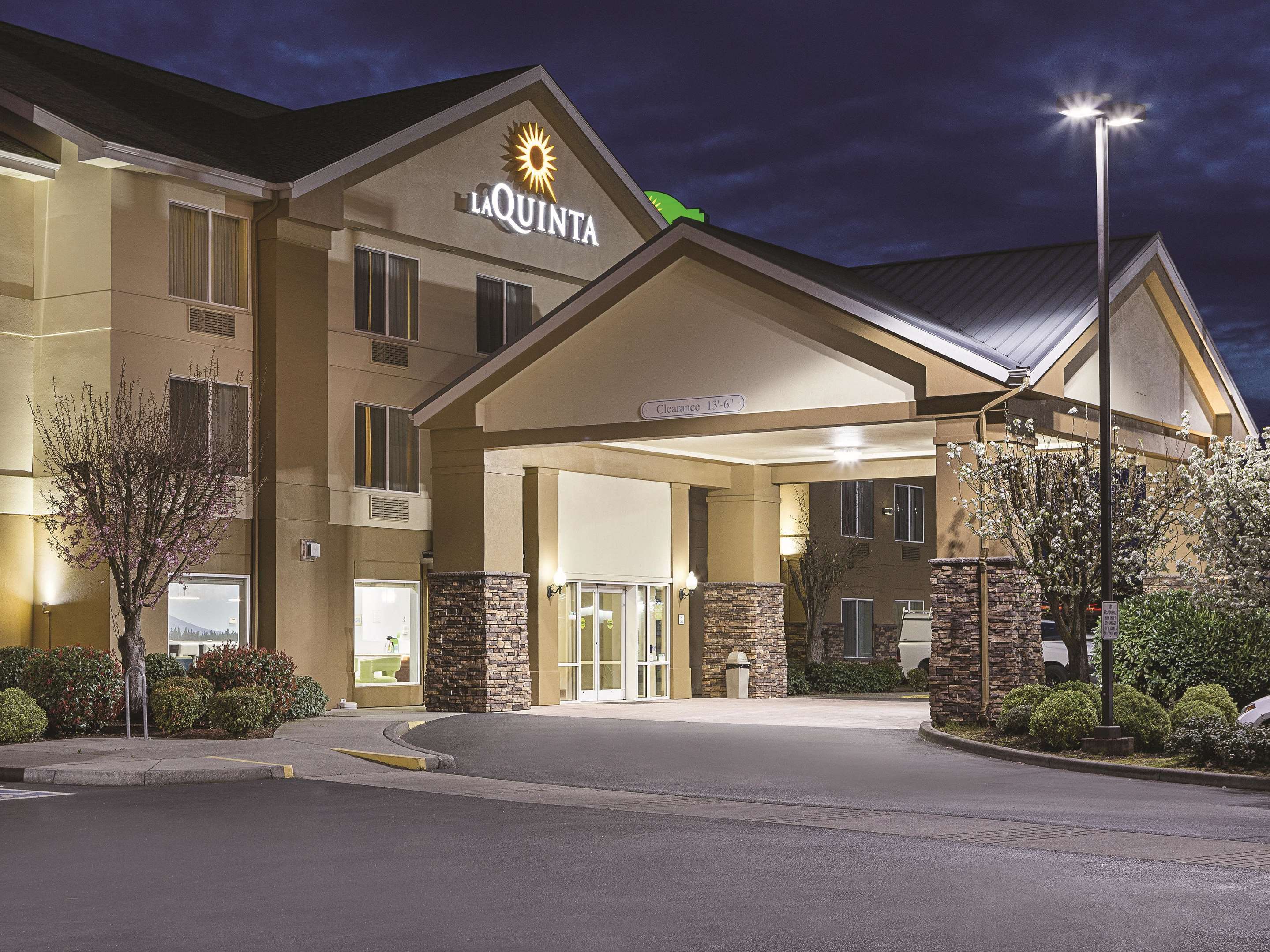 Exterior | La Quinta Inn & Suites by Wyndham Central Point - Medford