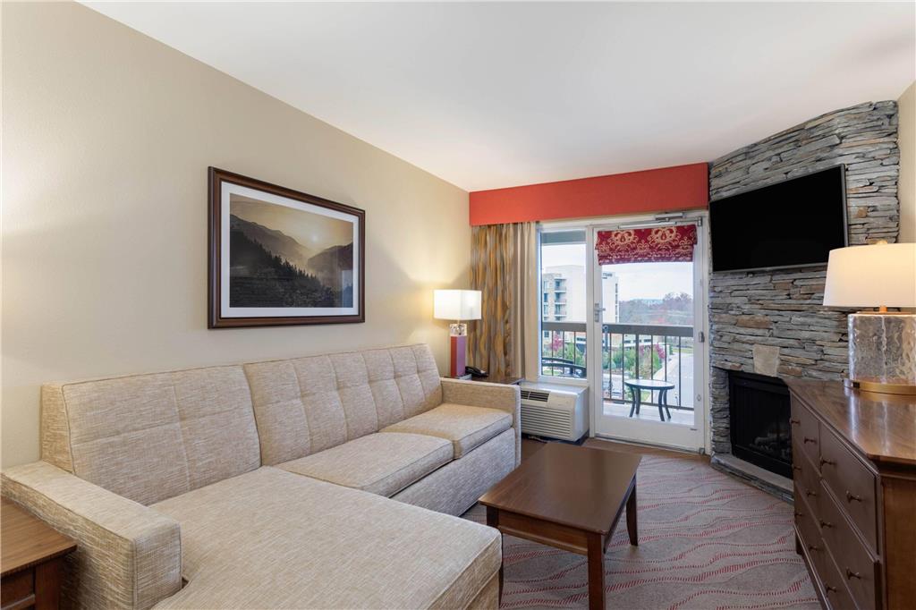 LA QUINTA INN STE PIGEON FORGE-guestroom-Guest Room,Suite,On-Site.jpg