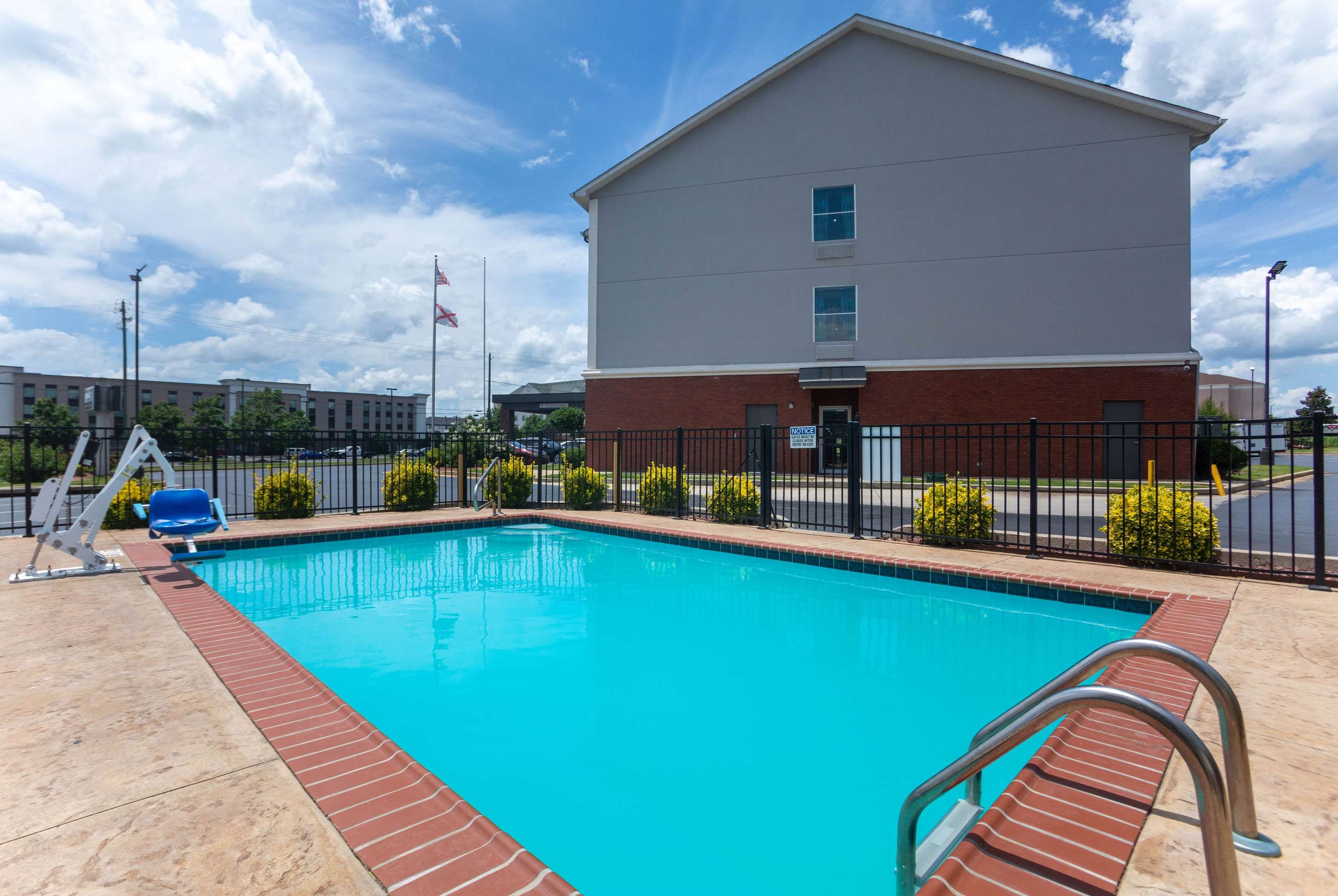 Pool | La Quinta Inn & Suites by Wyndham Oxford - Anniston
