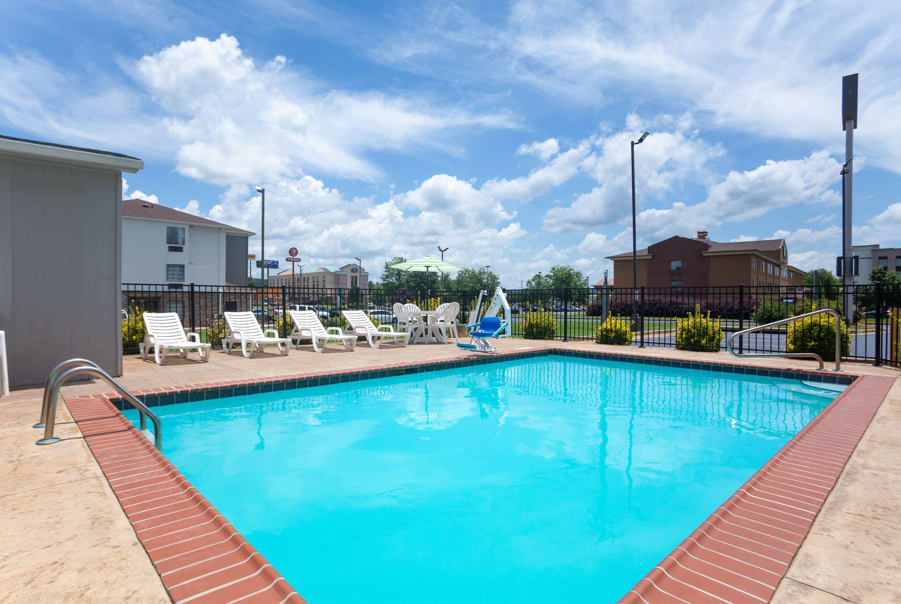 Pool | La Quinta Inn & Suites by Wyndham Oxford - Anniston