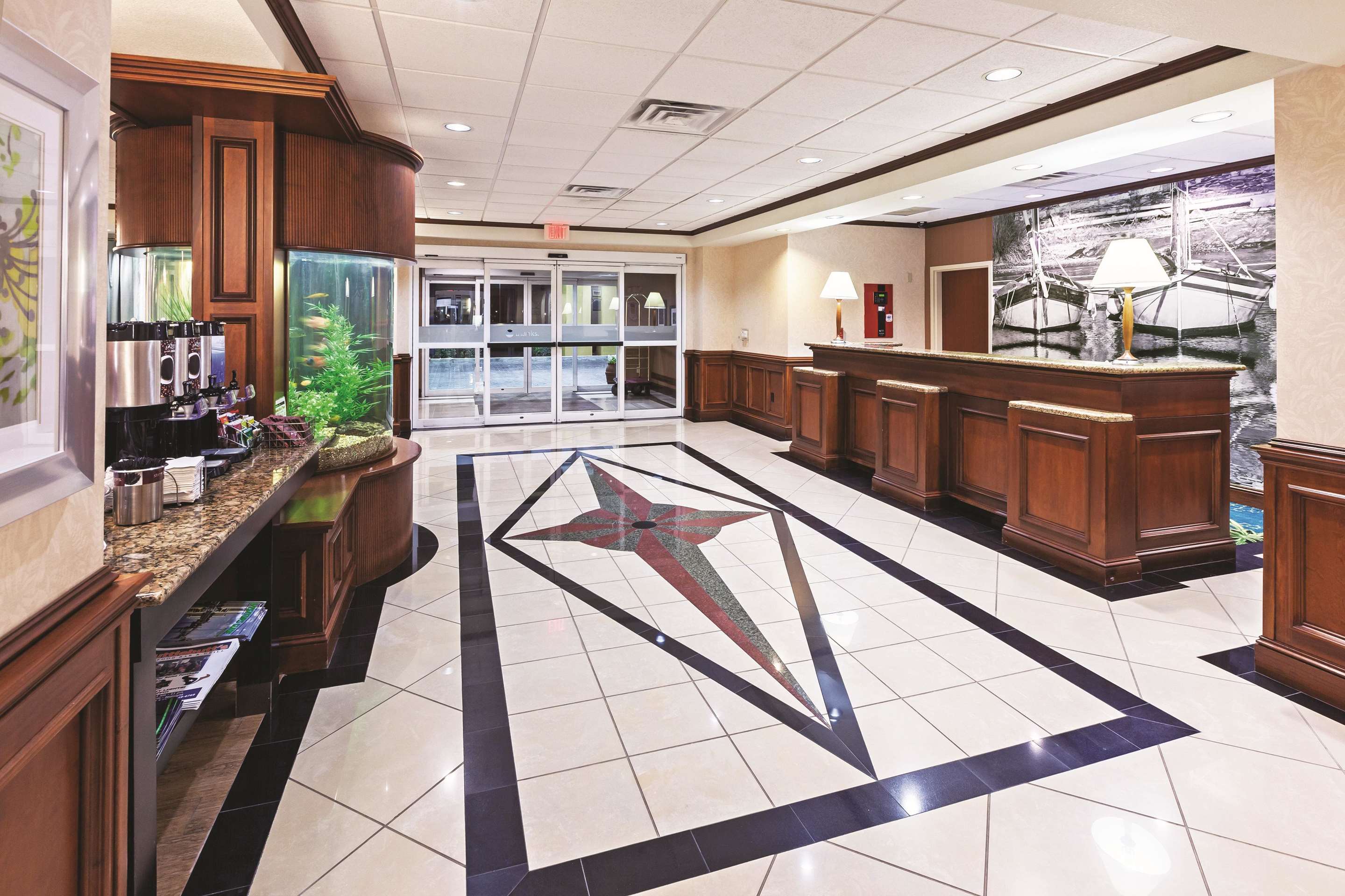 Lobby | La Quinta Inn & Suites by Wyndham Corpus Christi-N Padre Isl