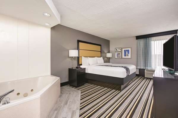 Suite - La Quinta Inn & Suites North Jackson - I-55, Exits 102 & 102B