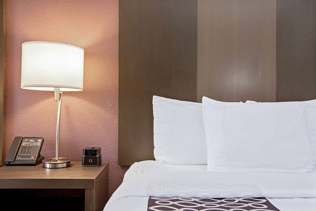 LA QUINTA INN STE FAYETTEVILLE-guestroom-Guest Room,On-Site.jpg