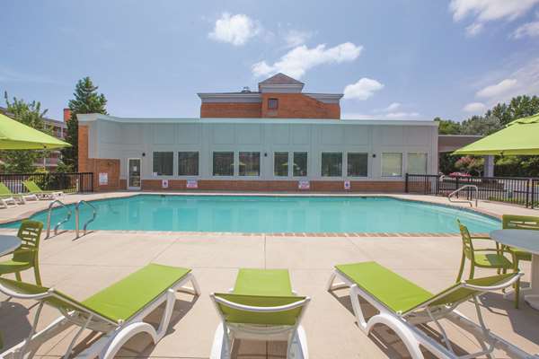 Pool - La Quinta Inn & Suites Historic Area Williamsburg