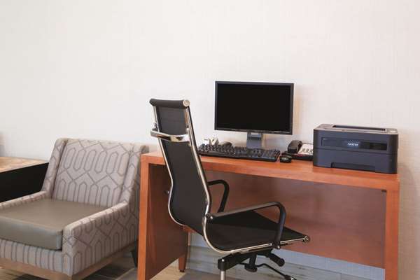 Conference Area - La Quinta Inn & Suites Historic Area Williamsburg