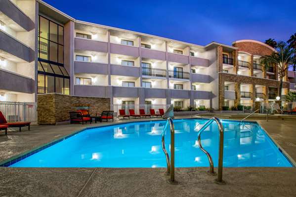 Pool - La Quinta Inn & Suites Pomona