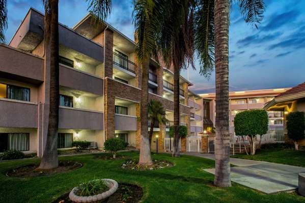 Exterior view - La Quinta Inn & Suites Pomona