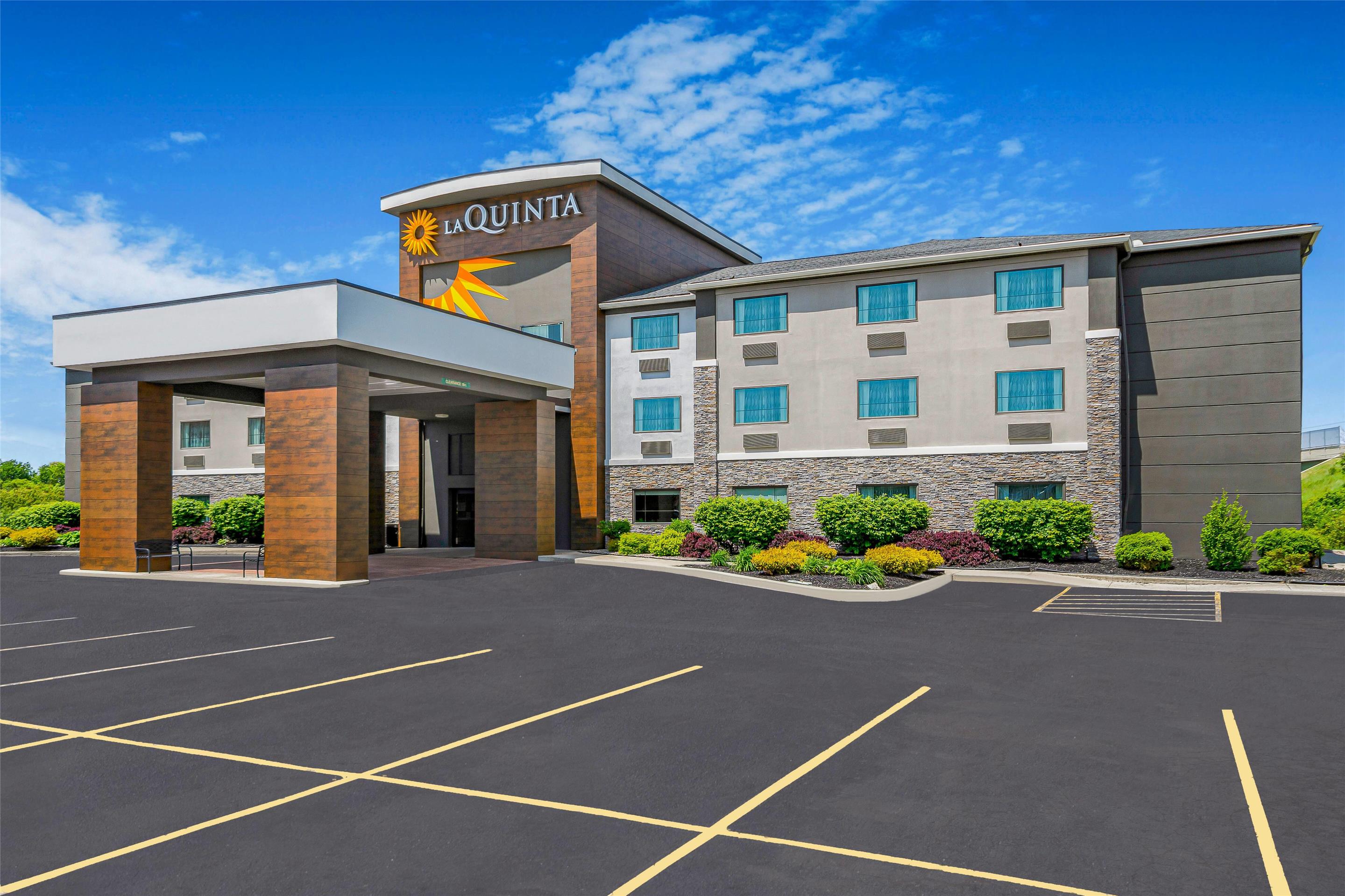 Exterior | La Quinta Inn & Suites by Wyndham Batavia