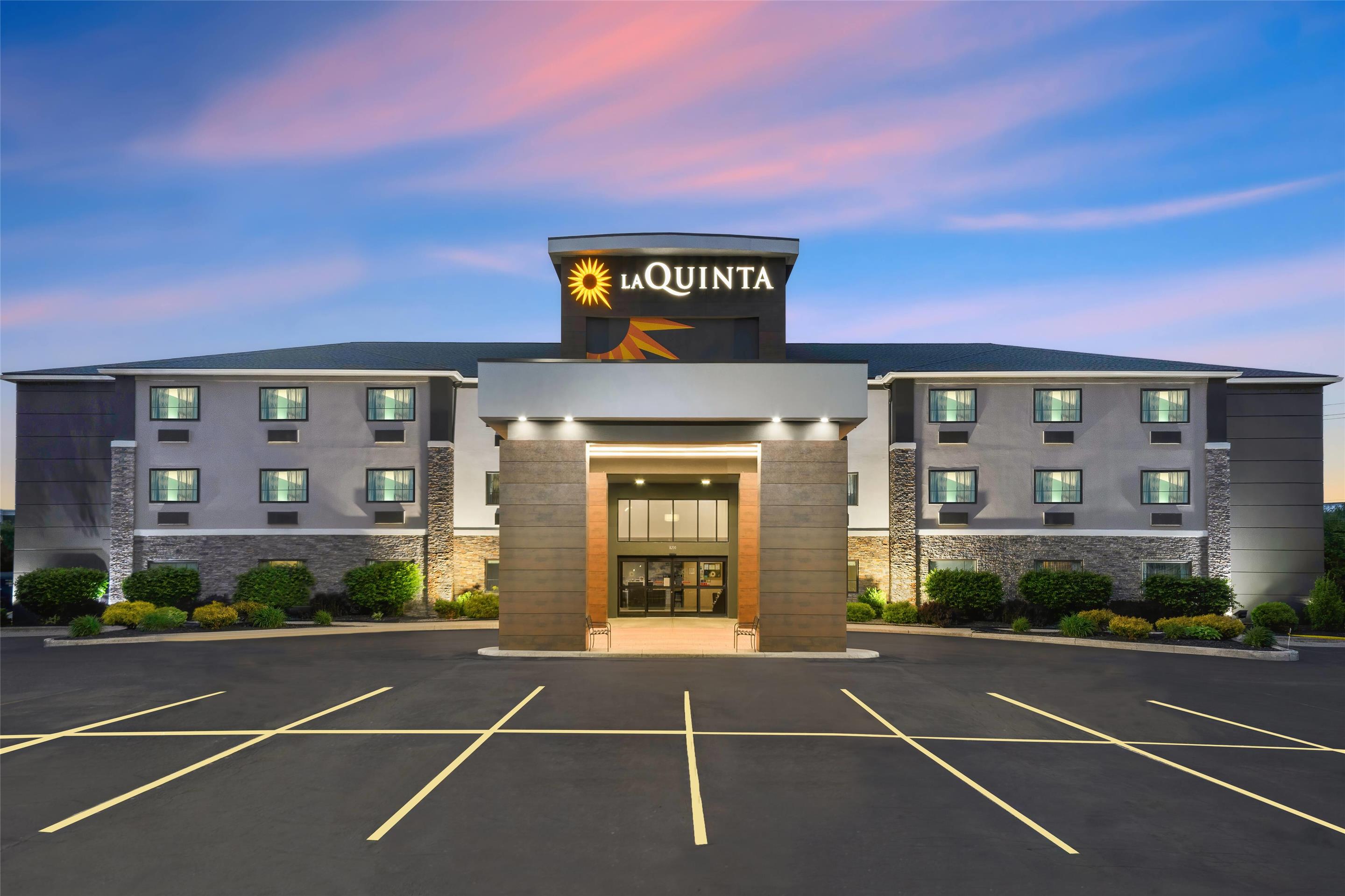 Exterior | La Quinta Inn & Suites by Wyndham Batavia