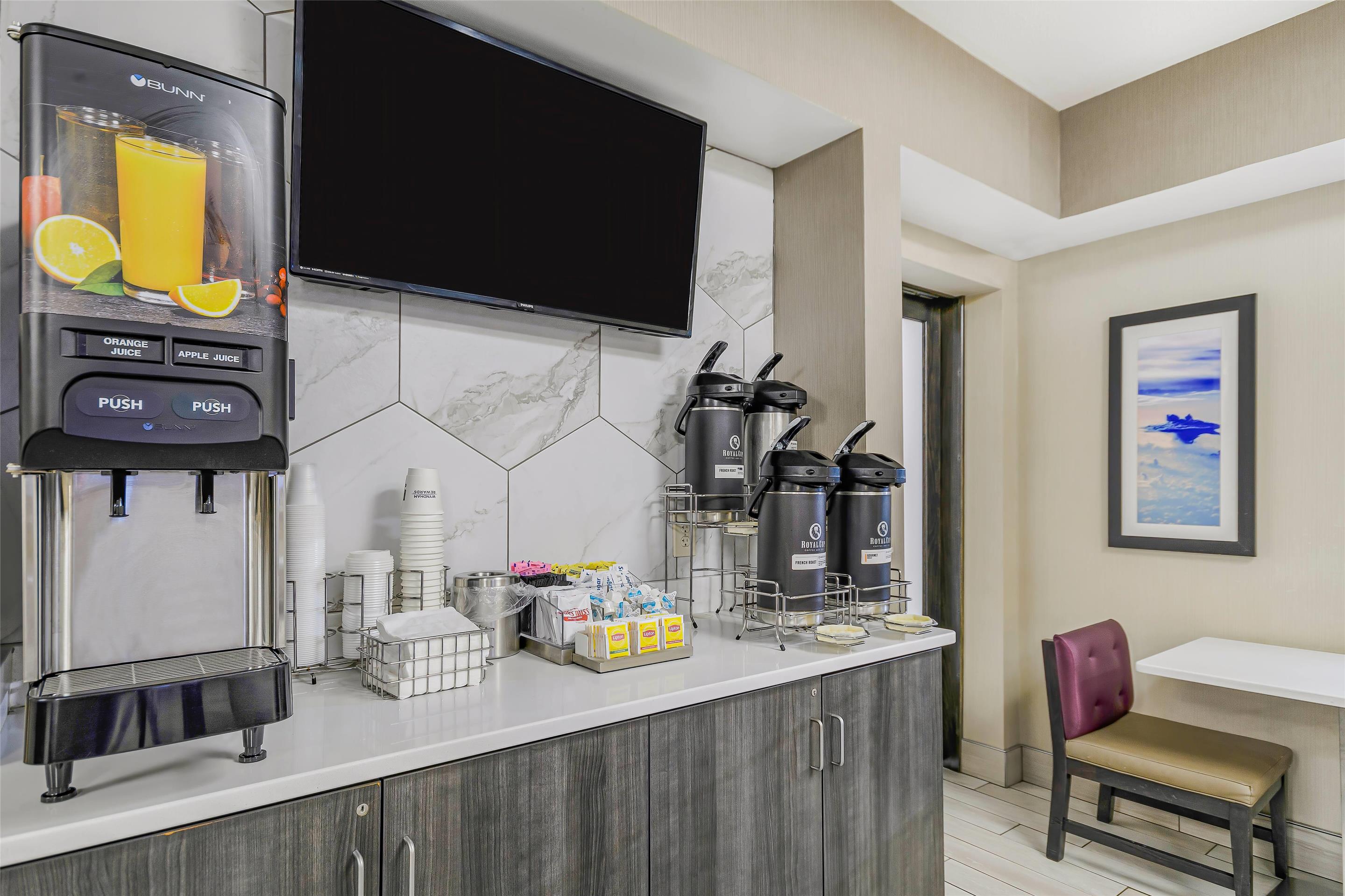 Lobby | La Quinta Inn & Suites by Wyndham Batavia