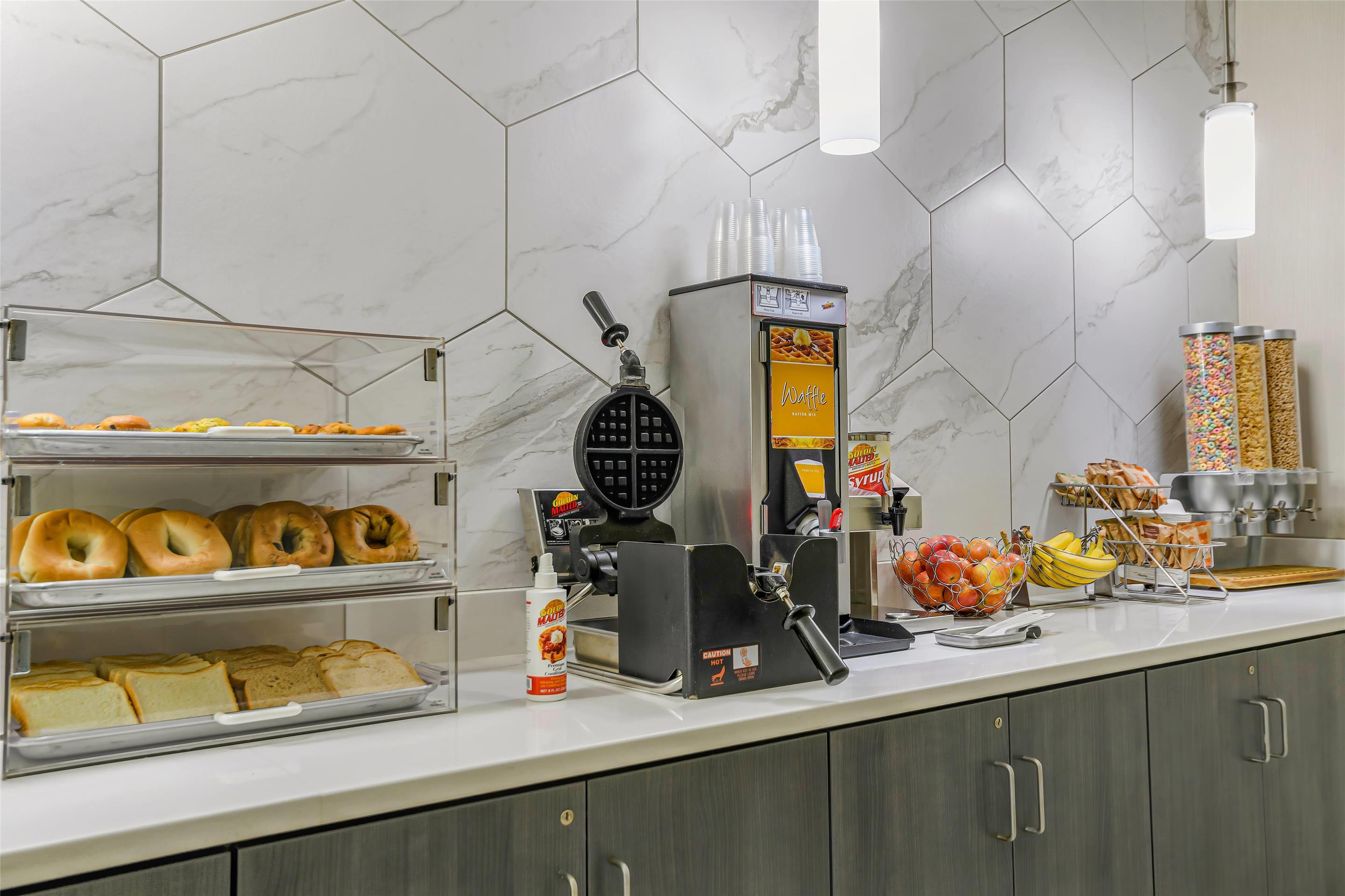 Breakfast Area | La Quinta Inn & Suites by Wyndham Batavia
