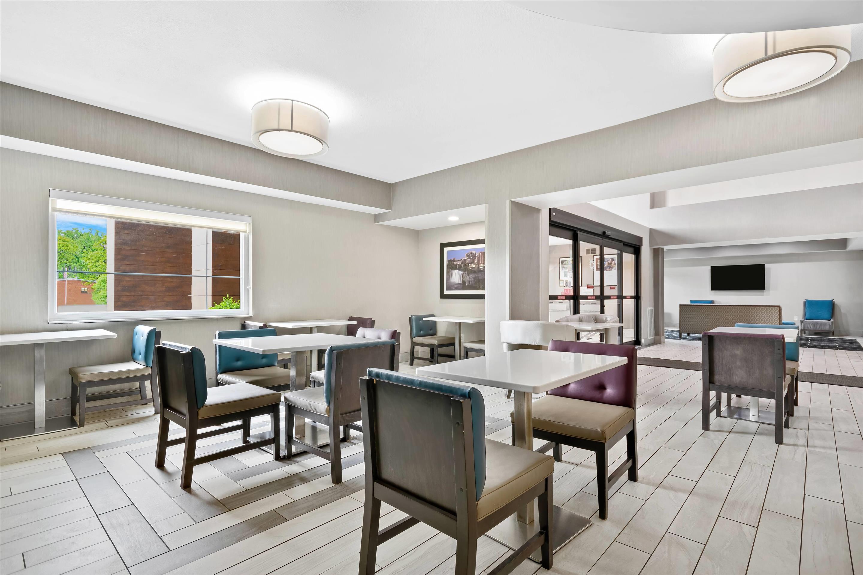 Breakfast Area | La Quinta Inn & Suites by Wyndham Batavia