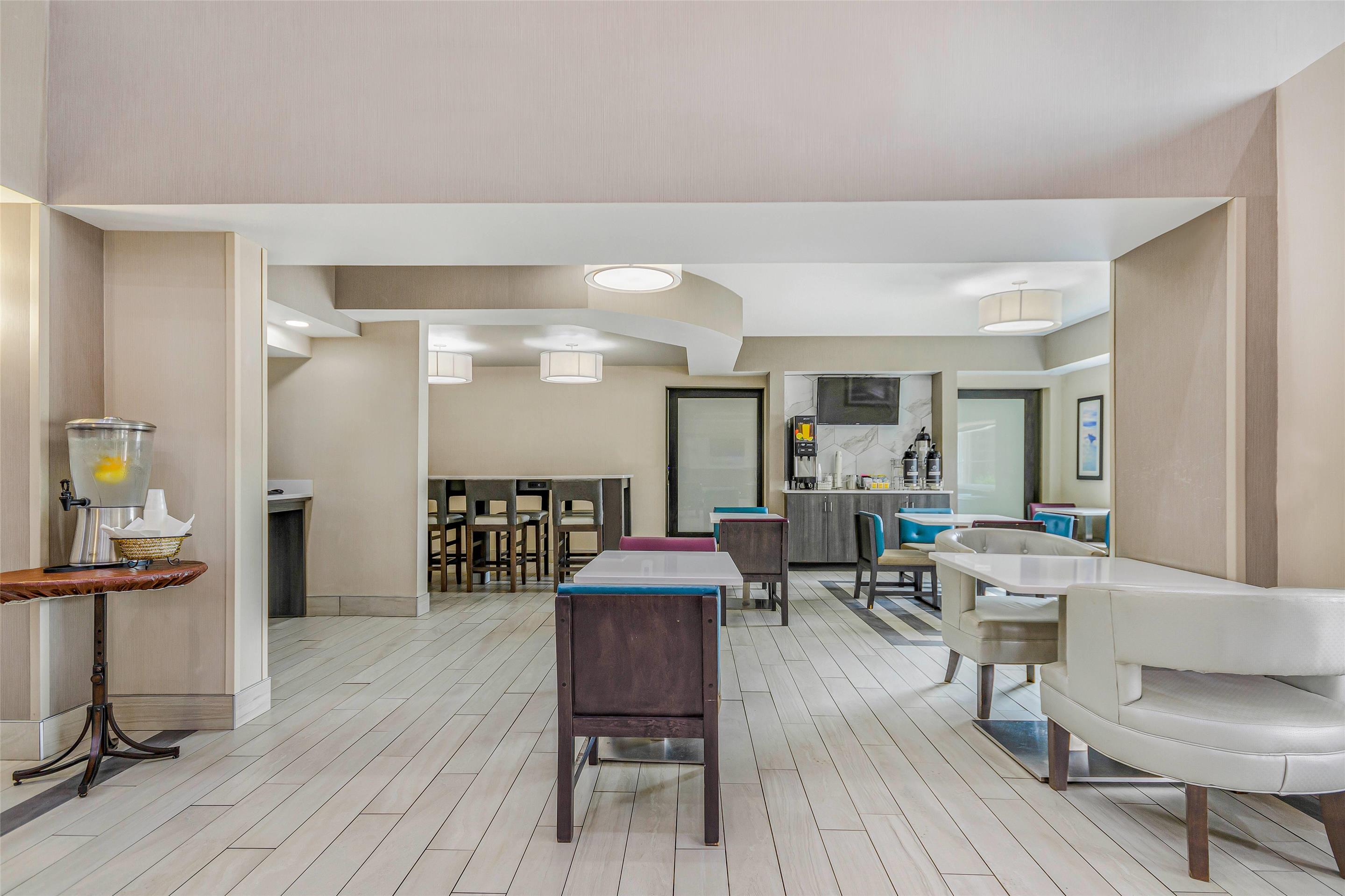 Breakfast Area | La Quinta Inn & Suites by Wyndham Batavia
