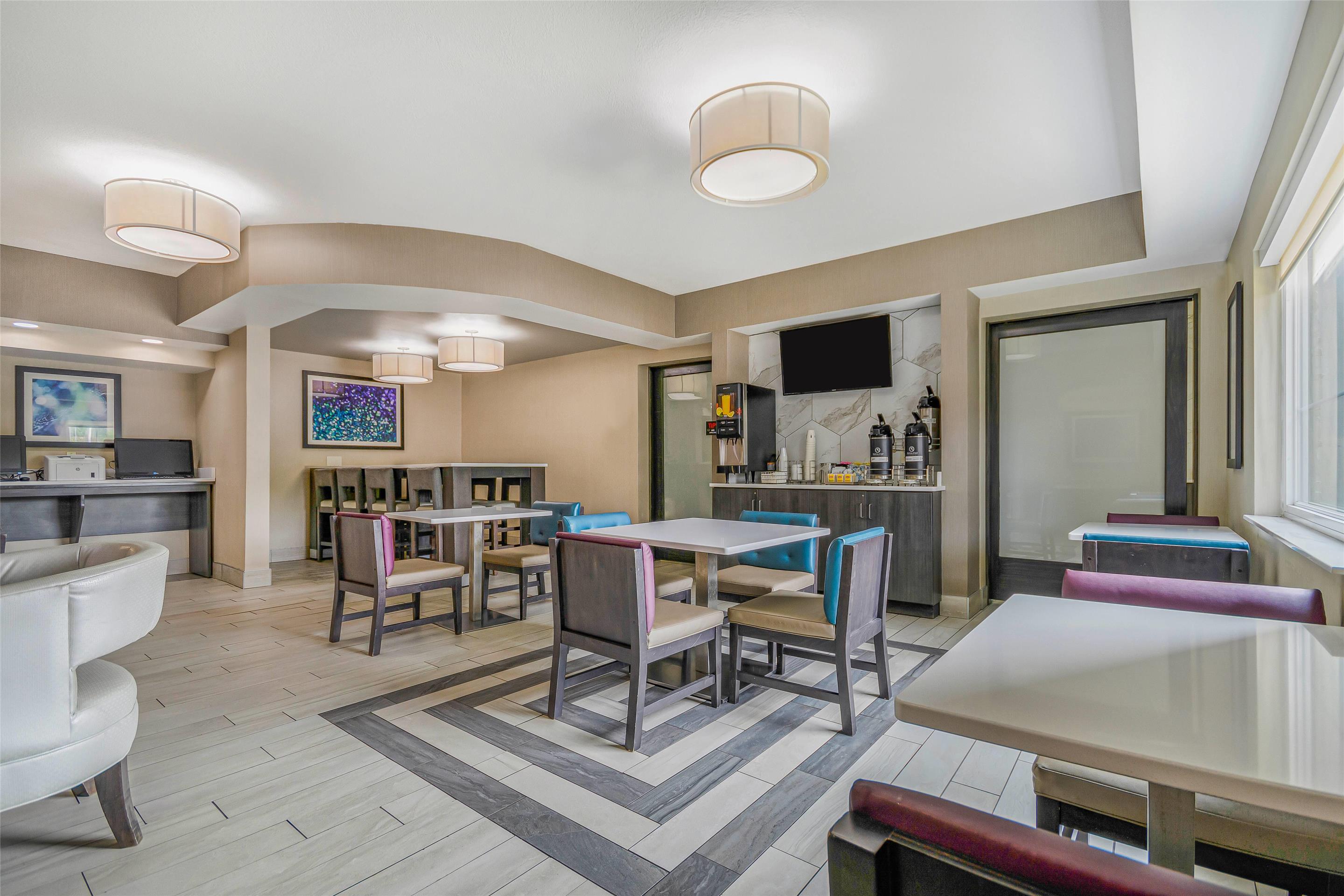 Breakfast Area | La Quinta Inn & Suites by Wyndham Batavia