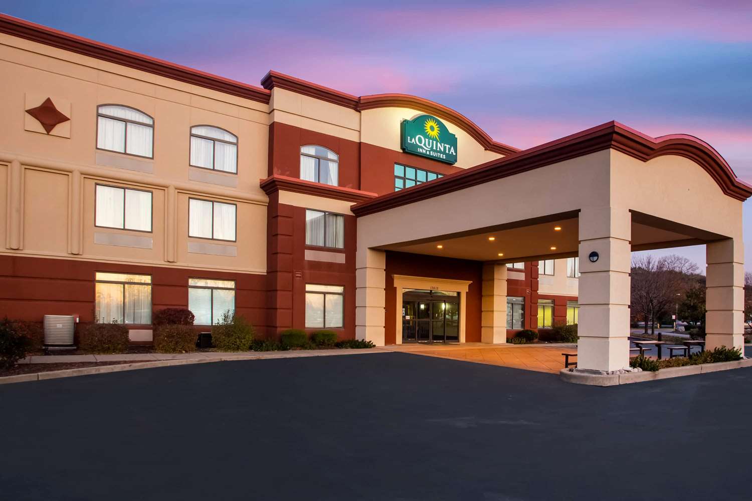 La Quinta Inn & Suites Maryland Heights, MO See Discounts