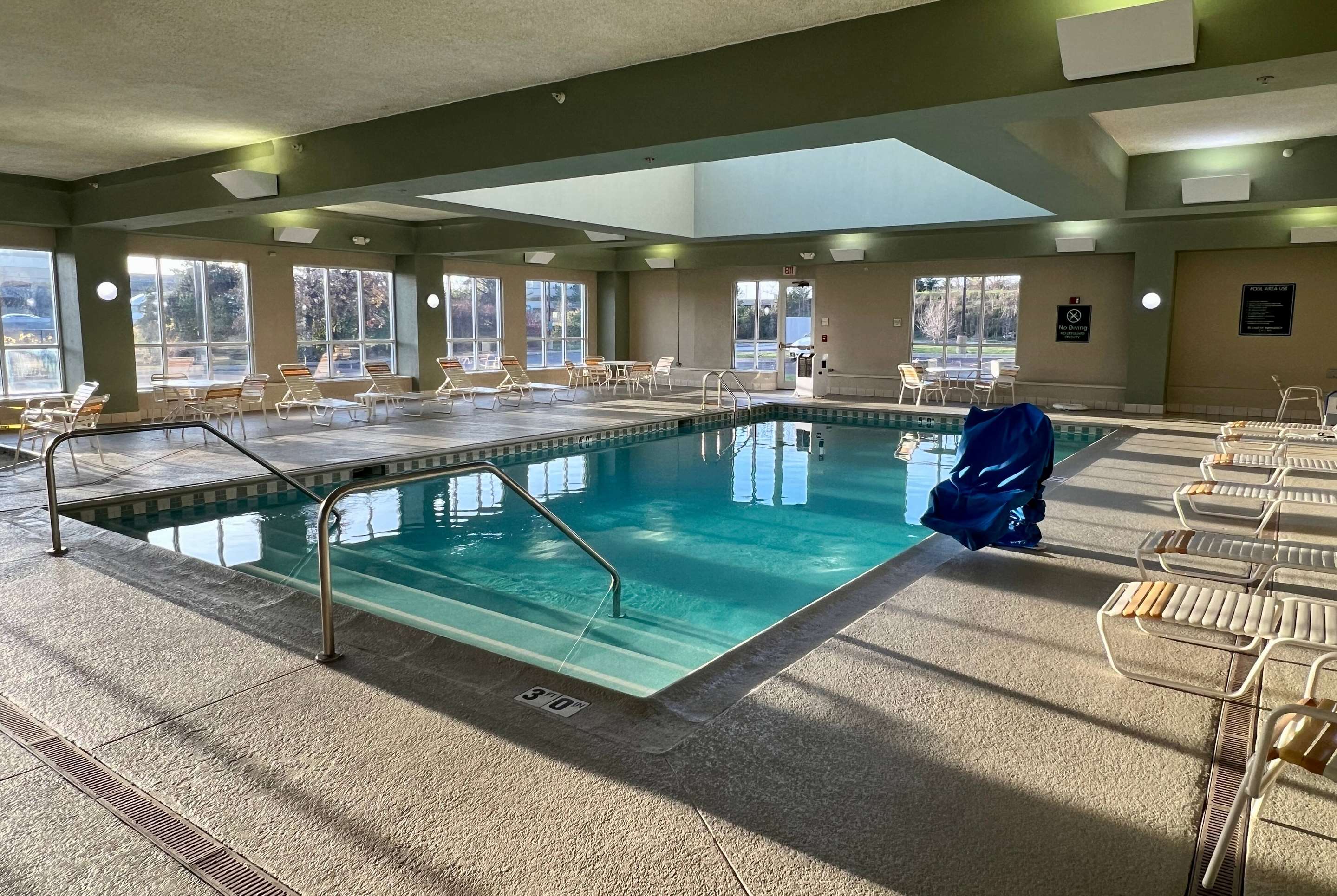 Pool | La Quinta Inn & Suites by Wyndham Bannockburn-Deerfield
