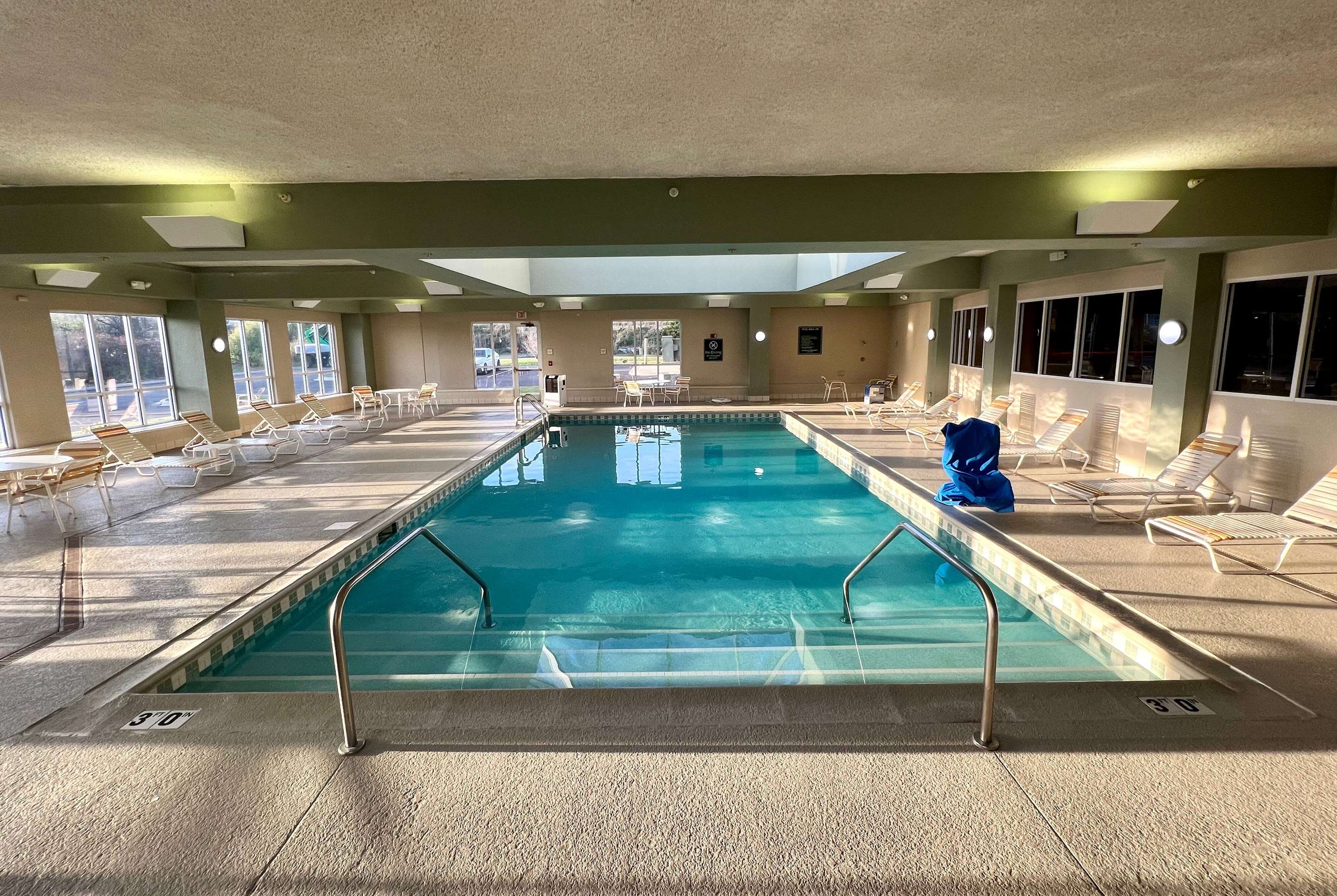 Pool | La Quinta Inn & Suites by Wyndham Bannockburn-Deerfield