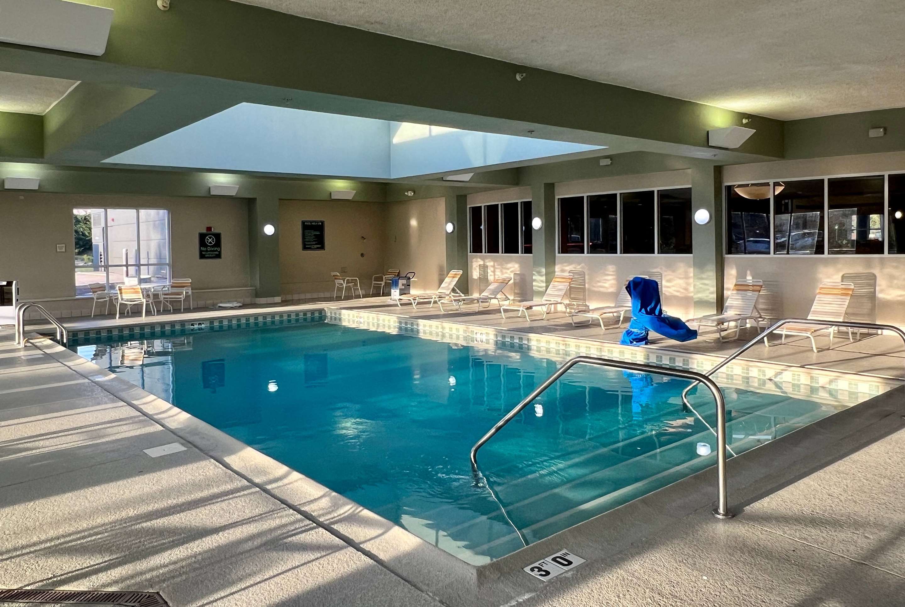 Pool | La Quinta Inn & Suites by Wyndham Bannockburn-Deerfield