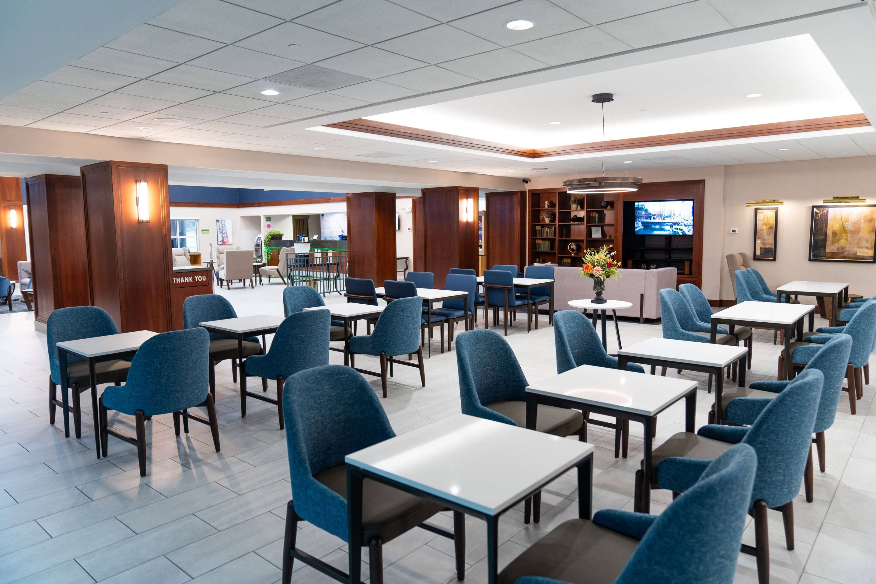 Breakfast Area | La Quinta Inn & Suites by Wyndham Bannockburn-Deerfield