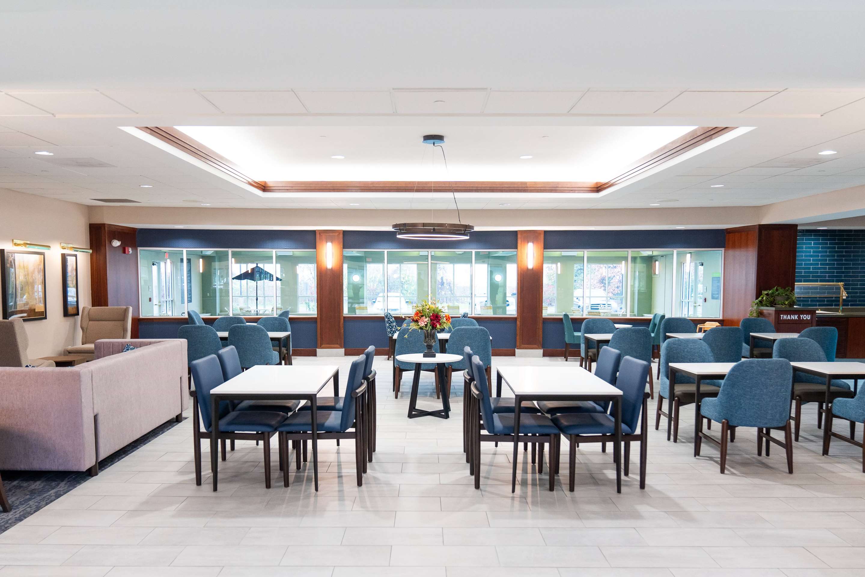 Breakfast Area | La Quinta Inn & Suites by Wyndham Bannockburn-Deerfield