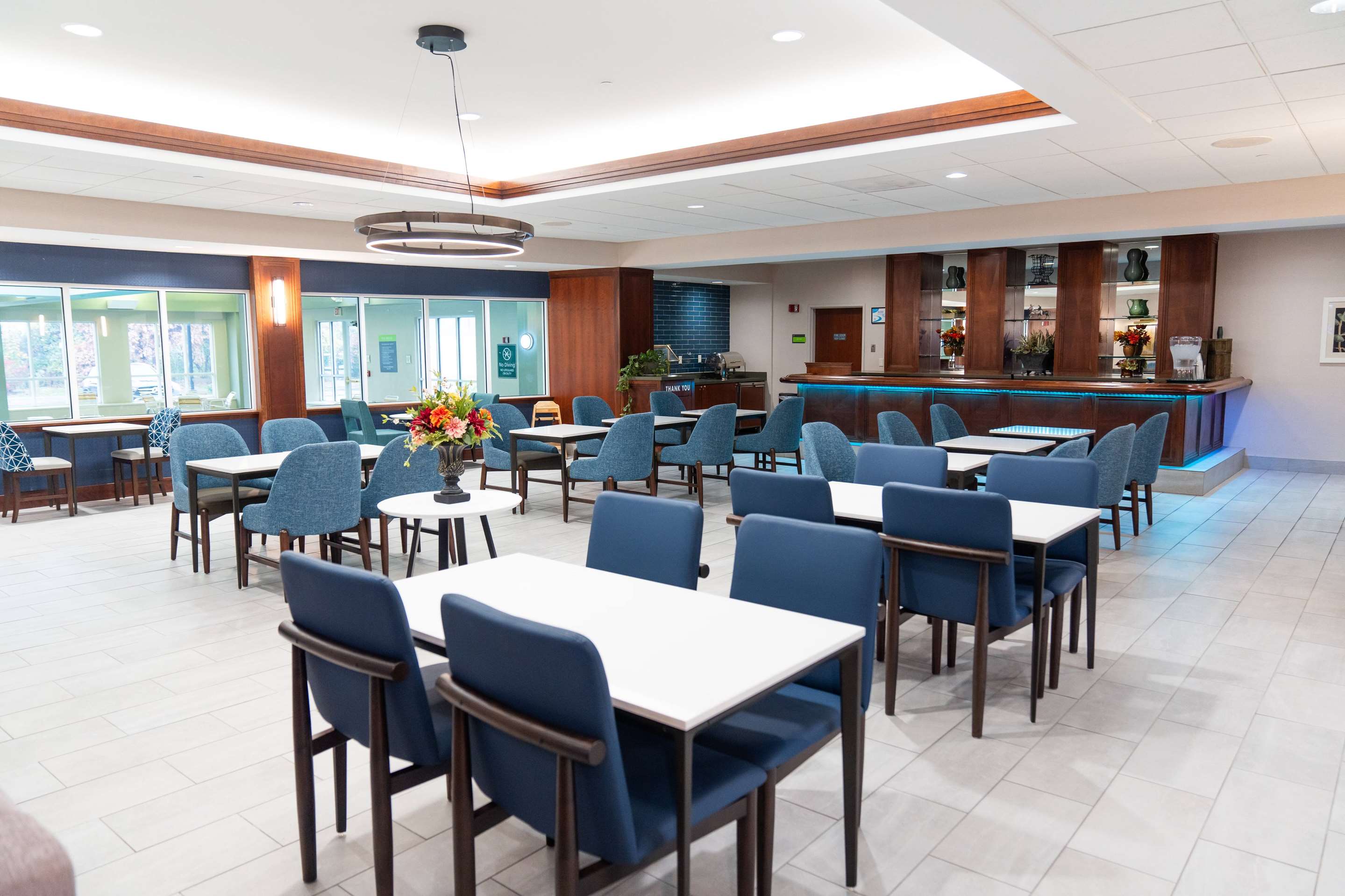 Breakfast Area | La Quinta Inn & Suites by Wyndham Bannockburn-Deerfield