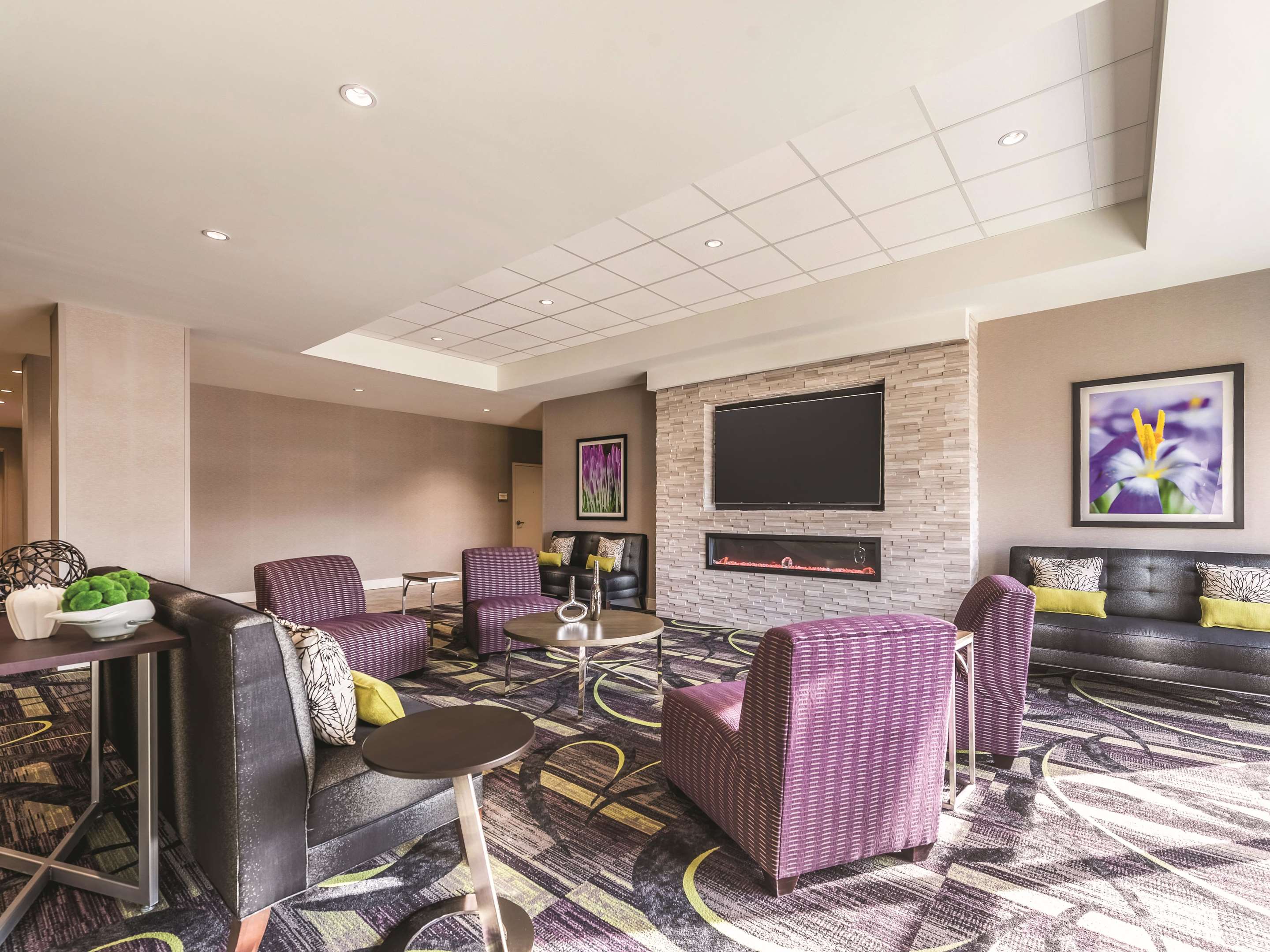 Lobby | La Quinta Inn & Suites by Wyndham Cincinnati Sharonville