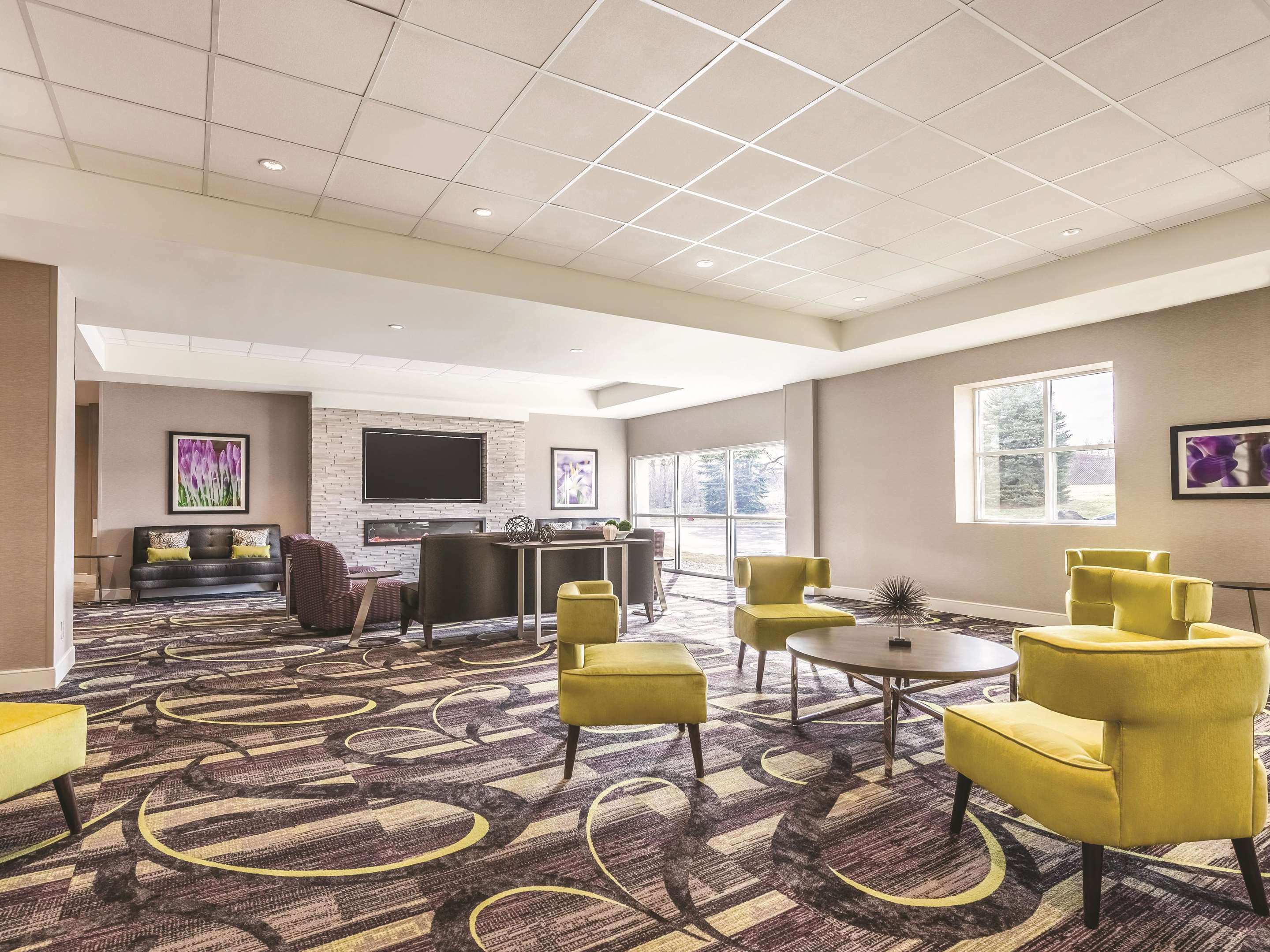 Lobby | La Quinta Inn & Suites by Wyndham Cincinnati Sharonville