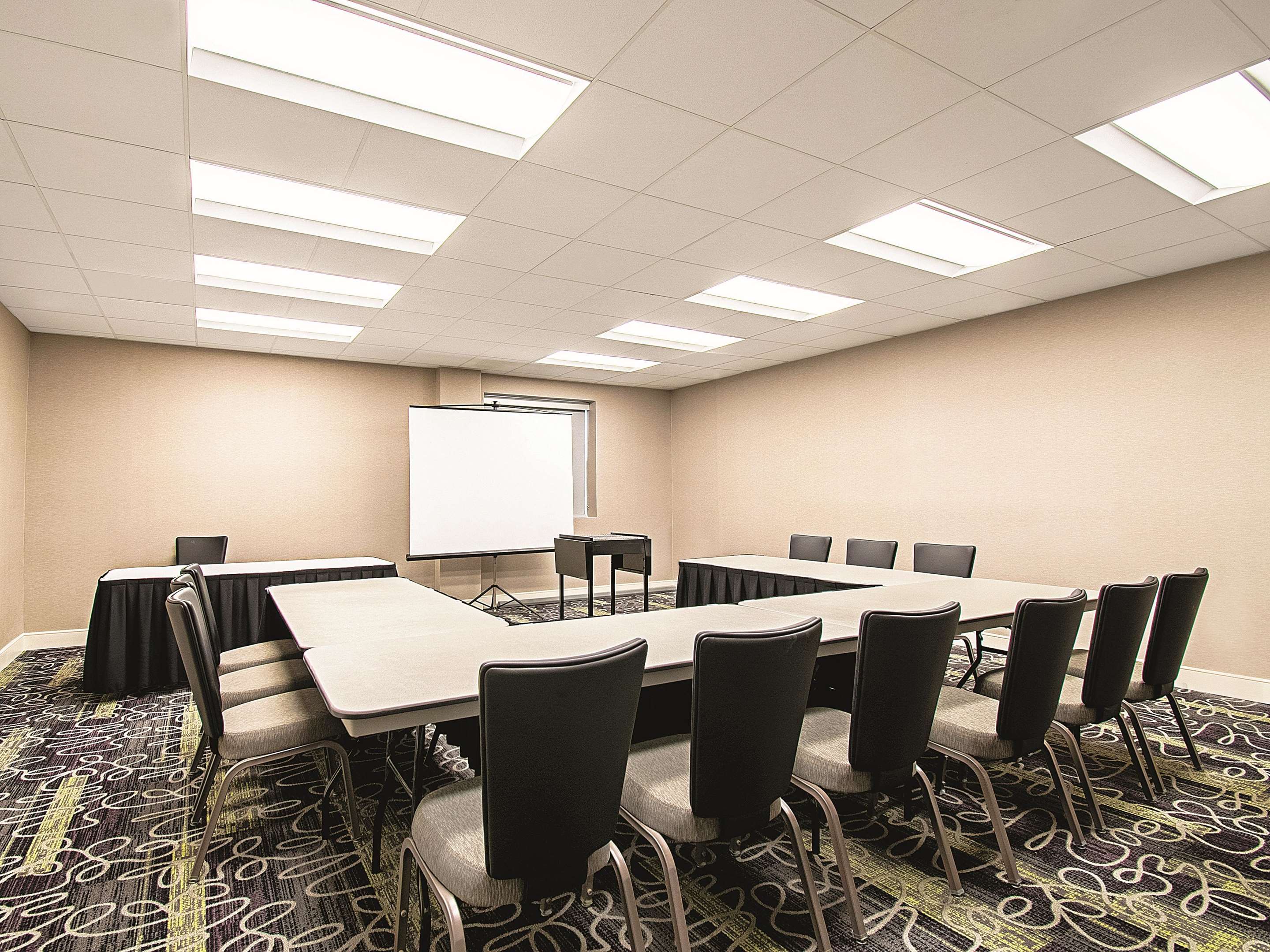 Meeting Room | La Quinta Inn & Suites by Wyndham Cincinnati Sharonville