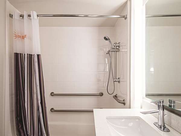  - La Quinta Inn & Suites Sharonville - I-75, Exit 15