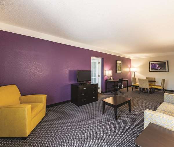 Suite - La Quinta Inn & Suites Downtown San Antonio - I-10 & I-35, Exit 155B
