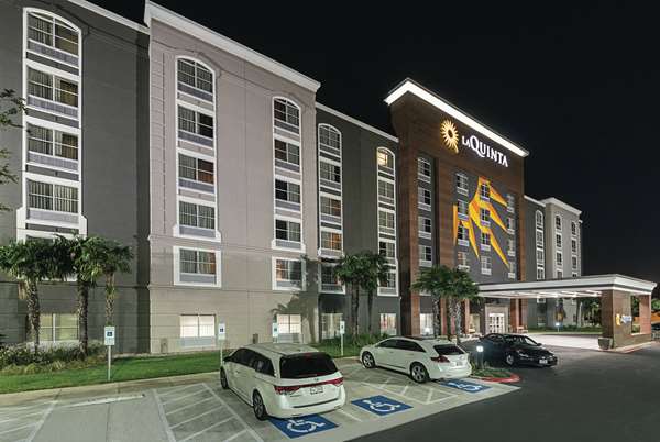 Exterior view - La Quinta Inn & Suites Downtown San Antonio - I-10 & I-35, Exit 155B